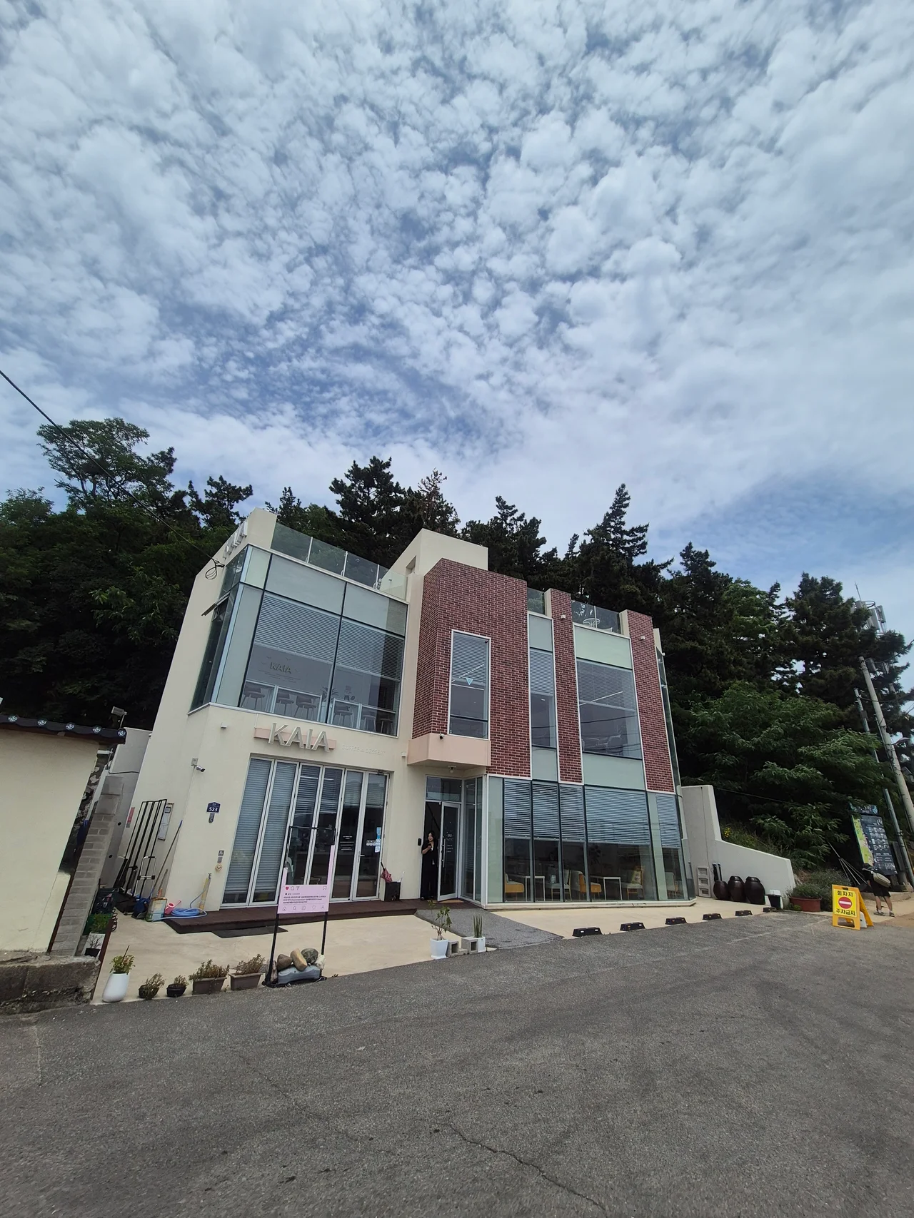 카페 카이아의 모던한 통유리 건물 외관과 주변 풍경