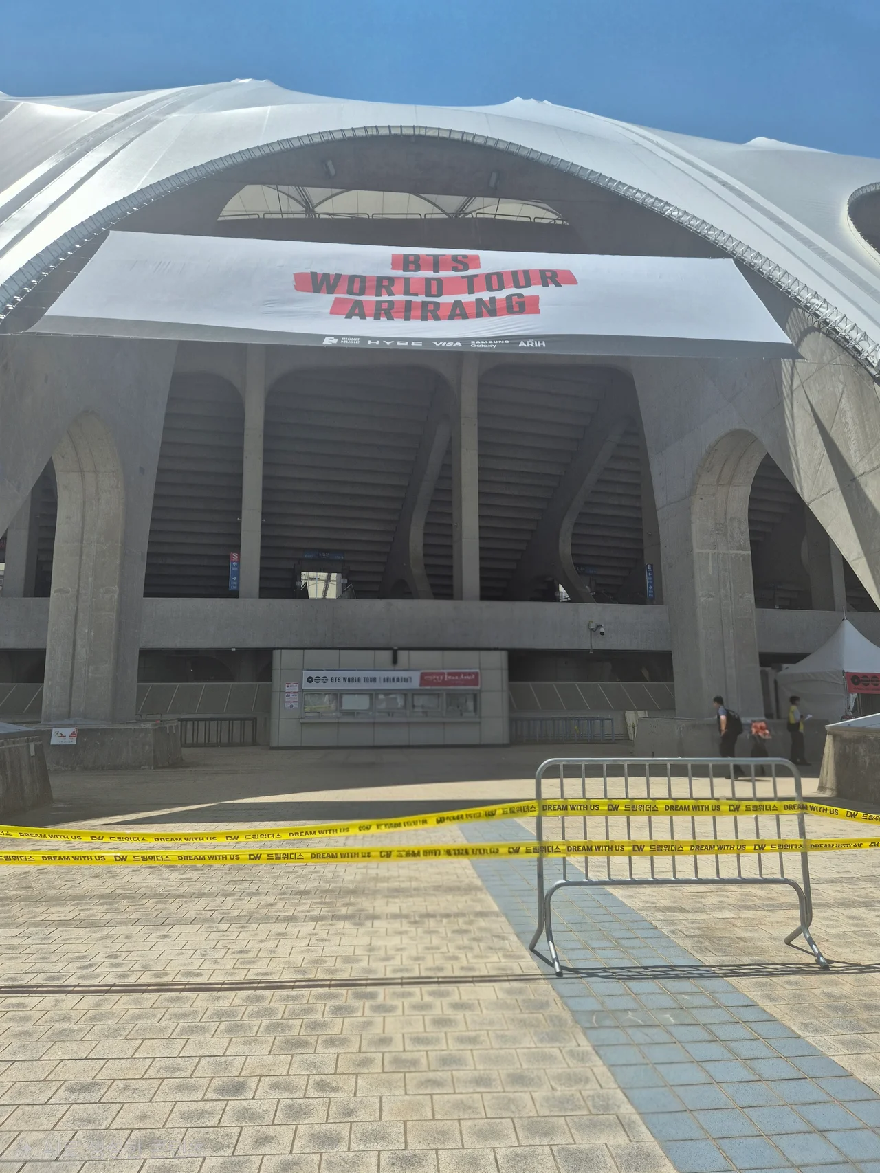 BTS WORLD TOUR ARIRANG 공식 배너가 걸린 아시아드주경기장 입구 풍경