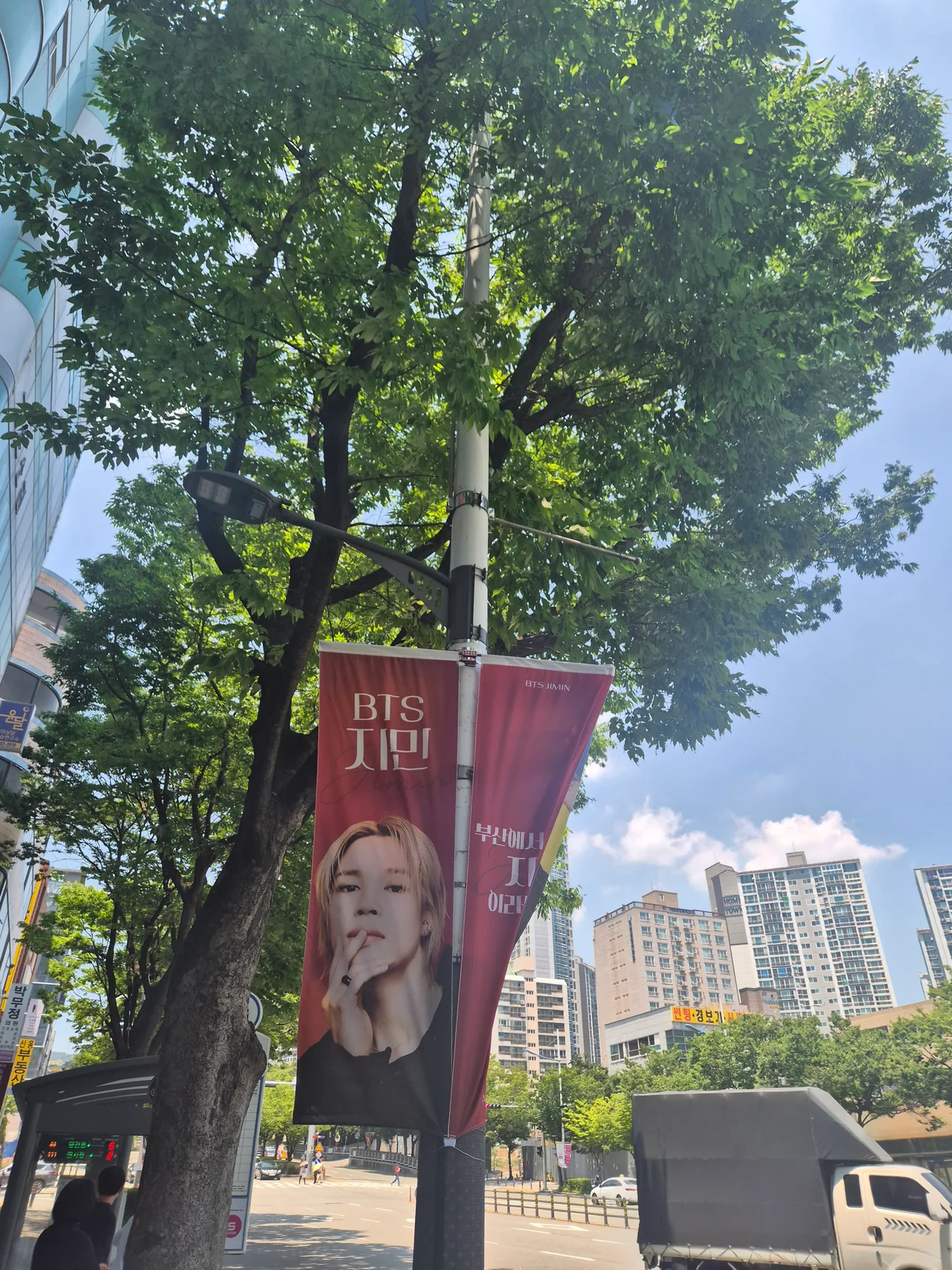 거리 가로등에 설치된 지민의 붉은색 개인 응원 배너