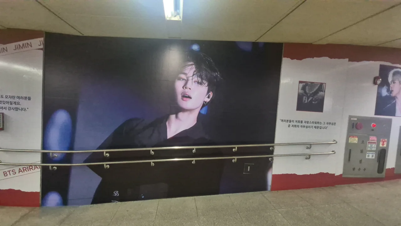 지민의 명대사가 적힌 어두운 톤의 감성적인 지하철 벽면 광고