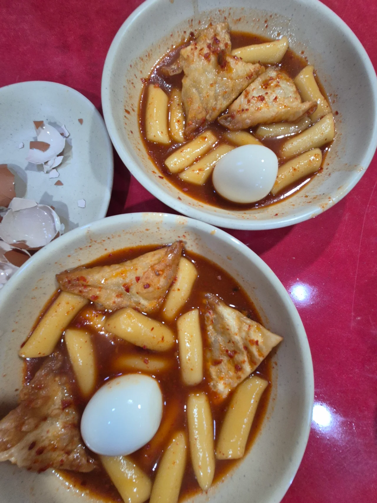 뽀얗게 깐 찐계란을 떡볶이 그릇에 넣고 껍질은 옆 접시에 모아둔 정겨운 모습