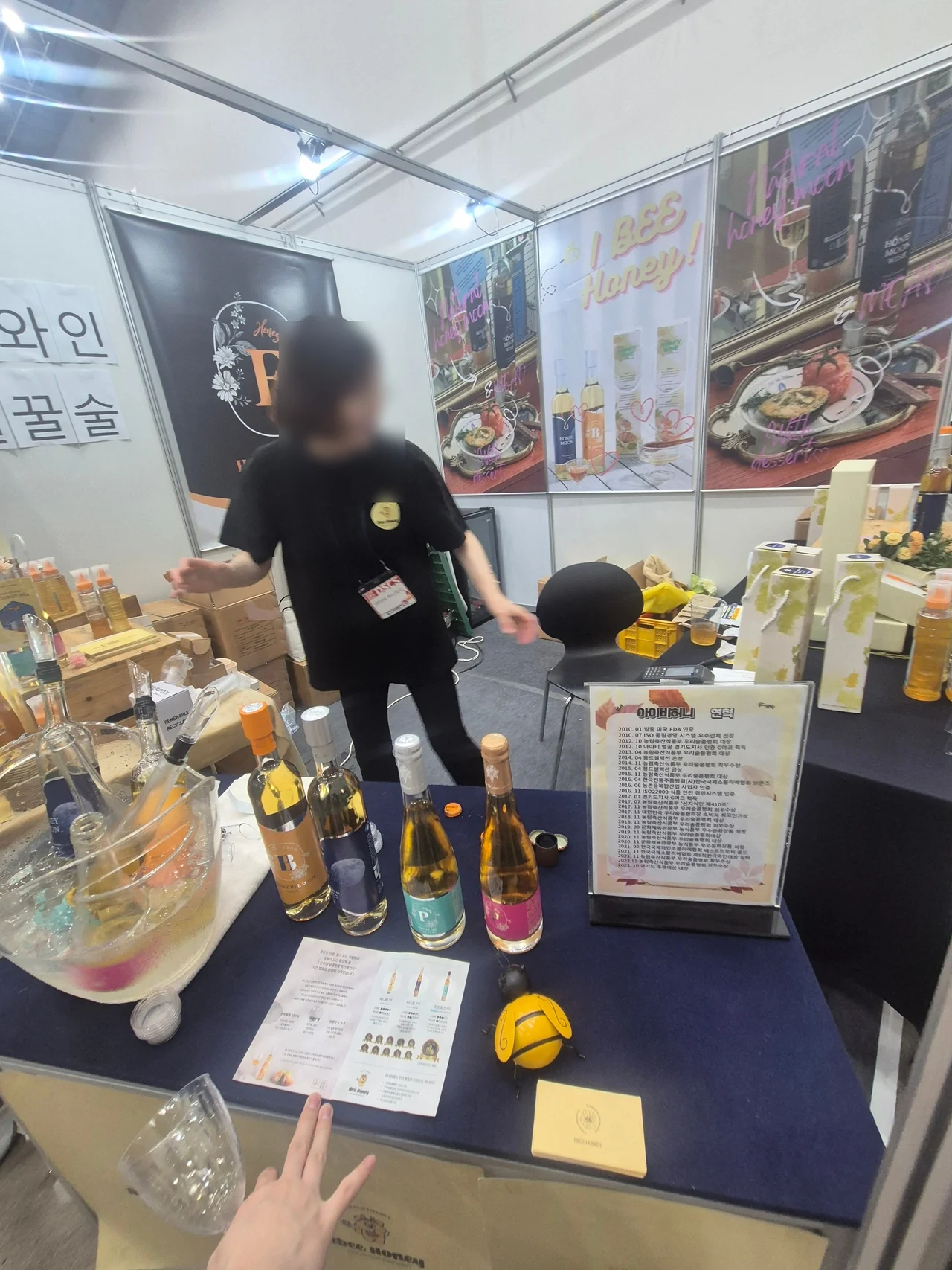아이스 버킷에 칠링 중인 골드 미드 와인과 수상 경력