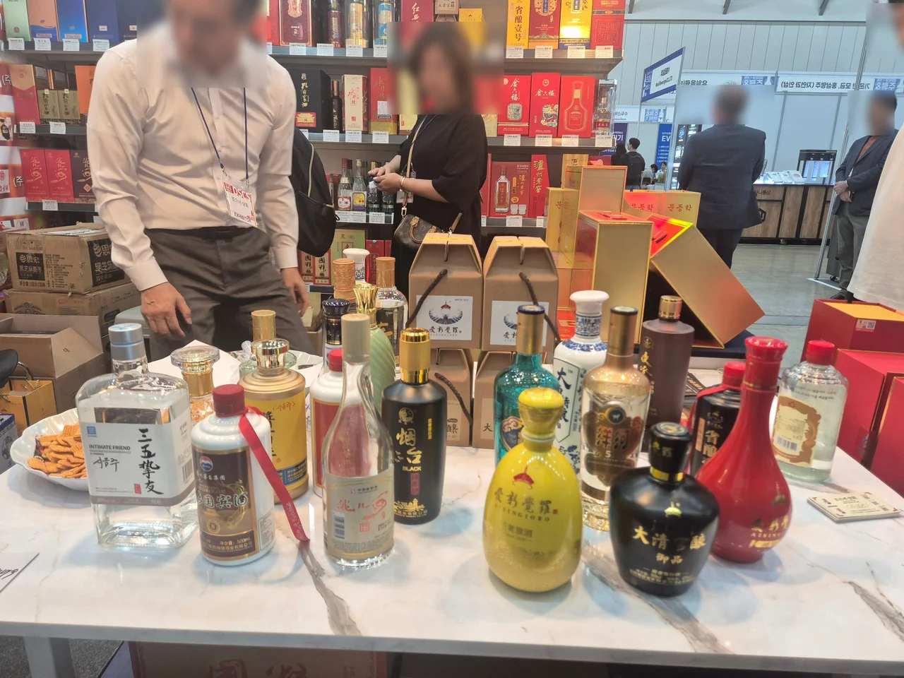 화이트 마블 테이블 위에 질서정연하게 도열한 오색찬란한 프리미엄 명품 중국술 보틀들