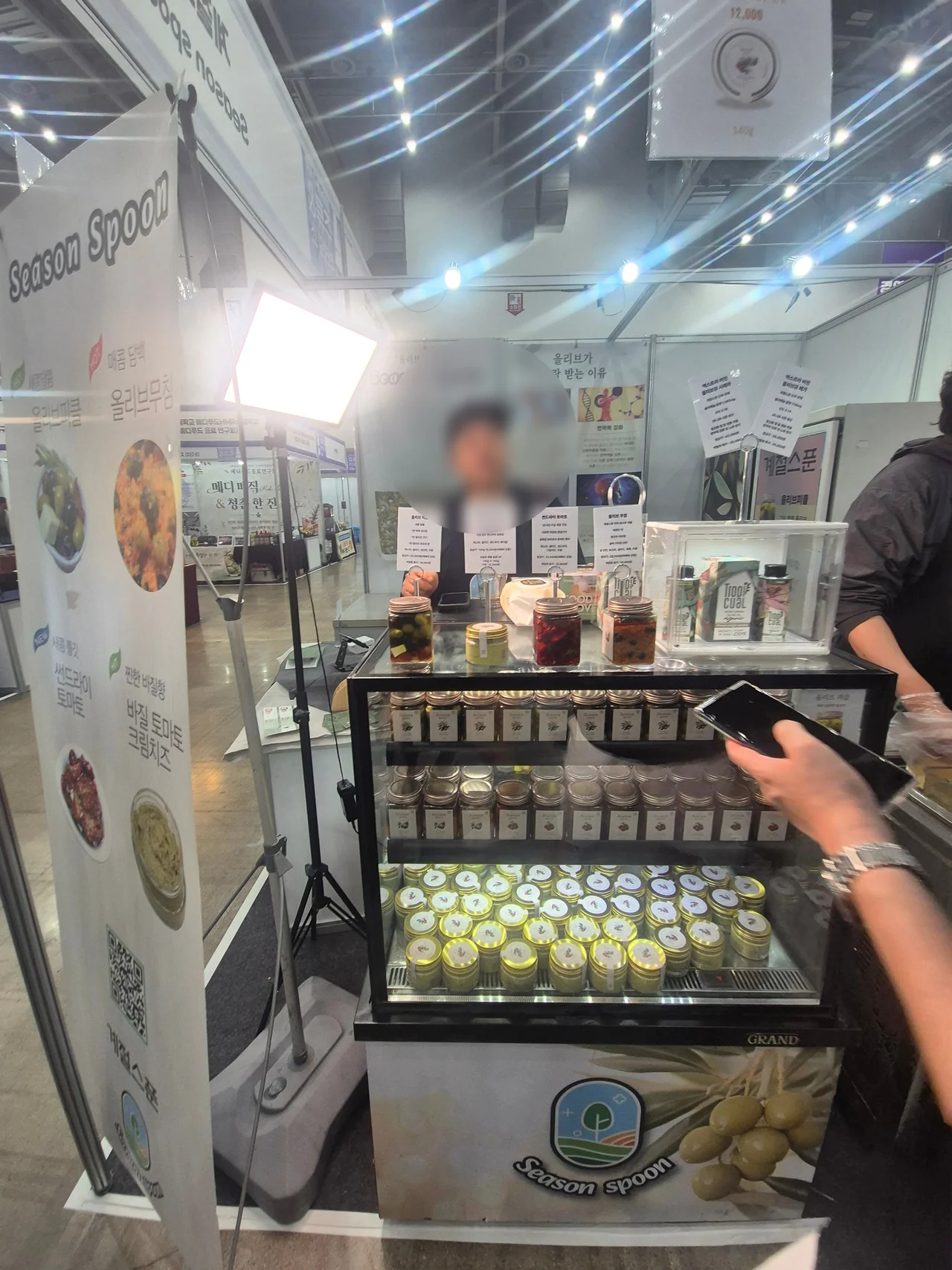 계절스푼의 투명 쇼케이스에 진열된 수제 올리브무침과 바질 토마토 크림치즈 병