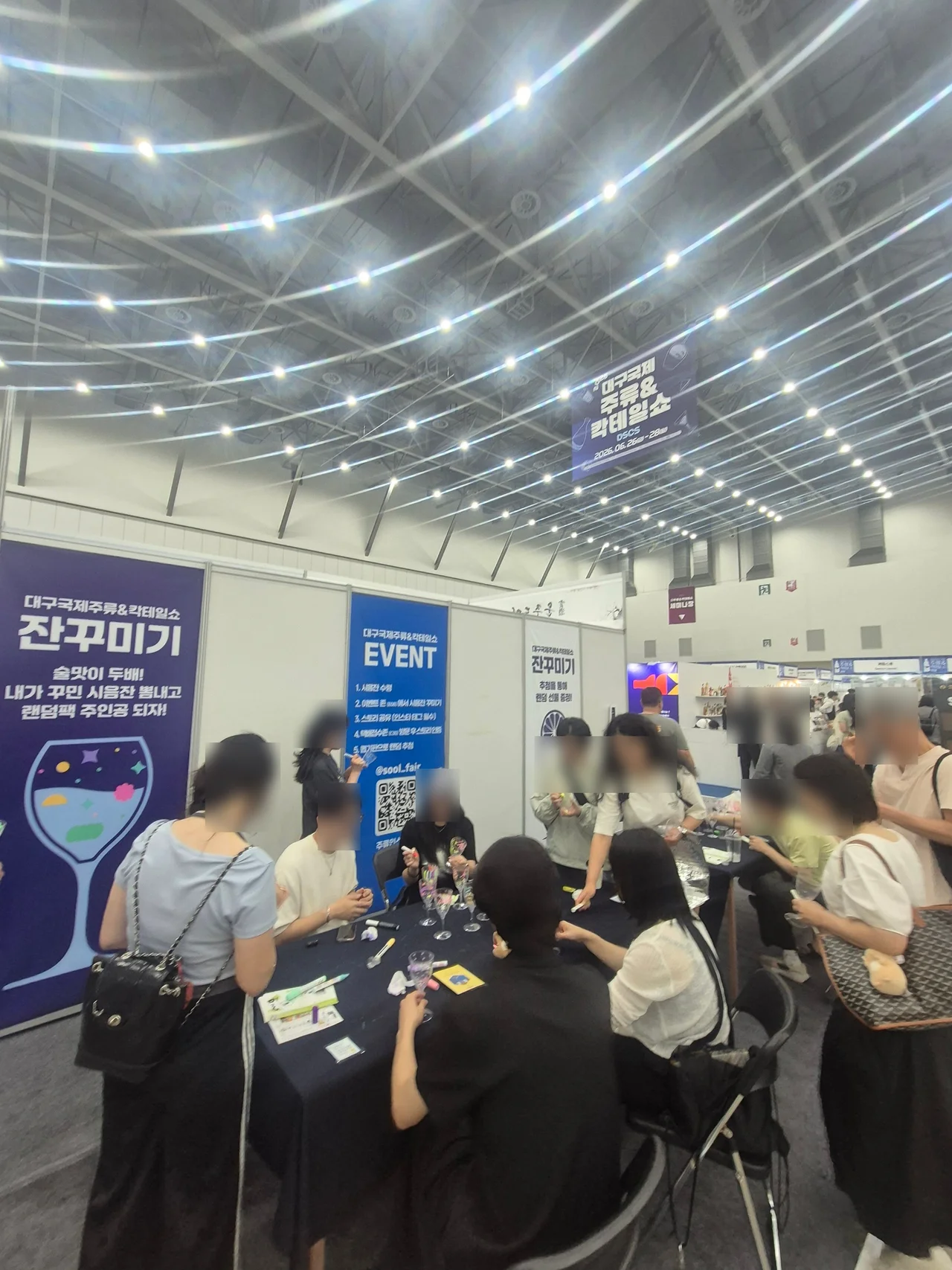 잔꾸미기 이벤트 부스 테이블을 꽉 채운 수많은 체험 인파 전경