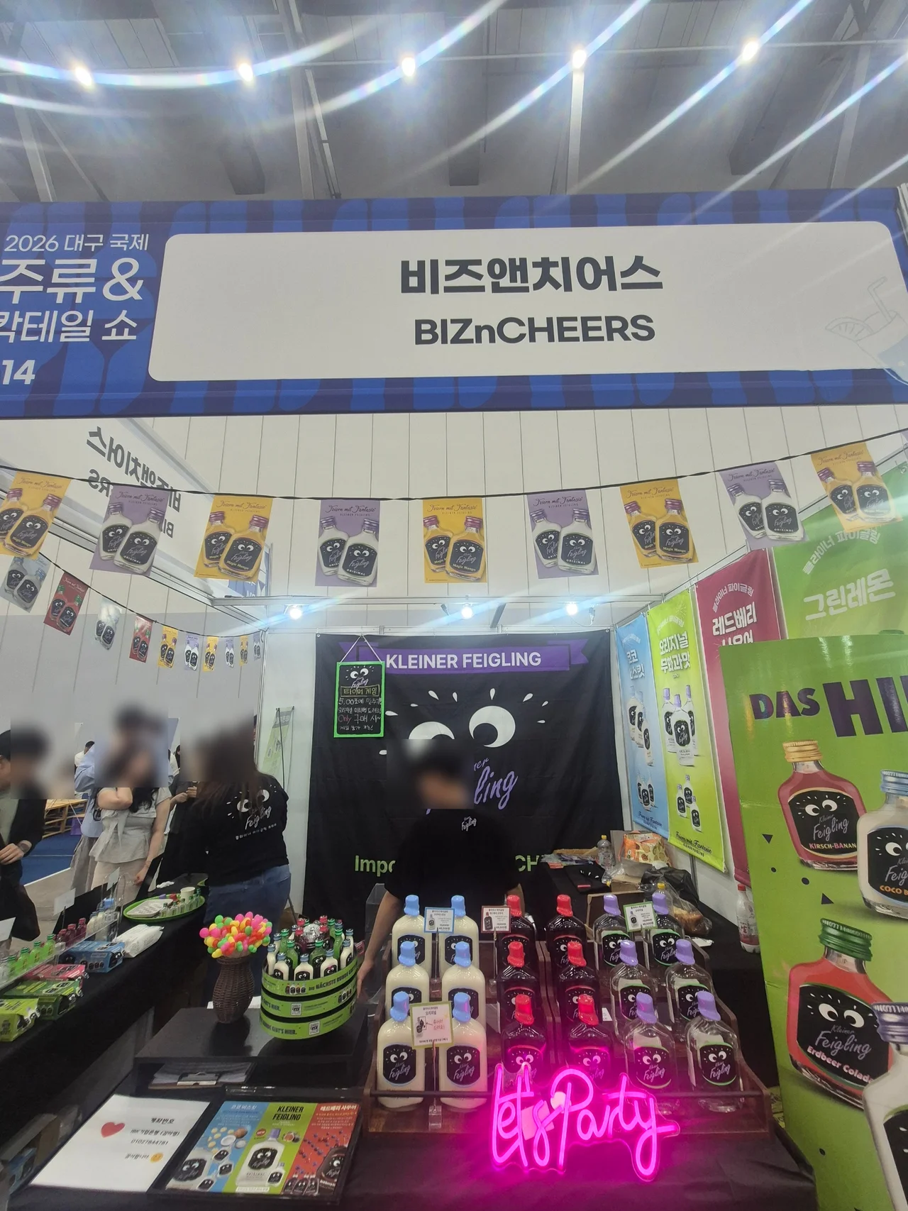 비즈앤치어스 부스 내 가랜드 장식과 네온사인 데코레이션 컷