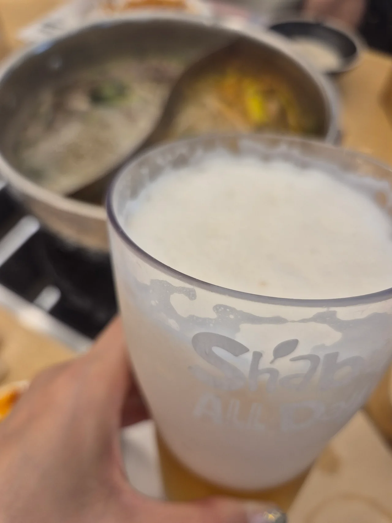 부드러운 맥주 거품이 가득 차오른 전용 글라스 잔을 든 행복한 순간