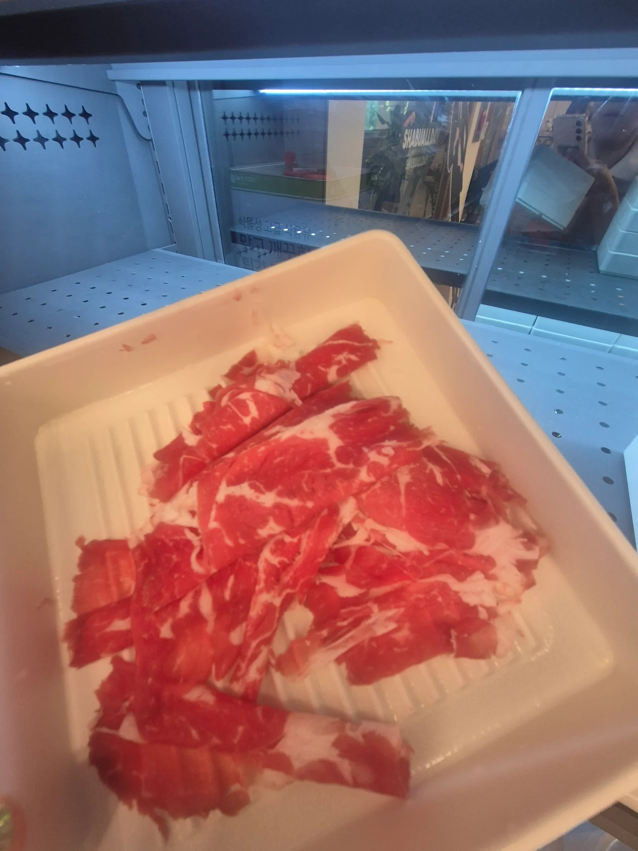 붉은 선홍색 살코기와 촘촘한 마블링이 돋보이는 신선한 소고기 슬라이스