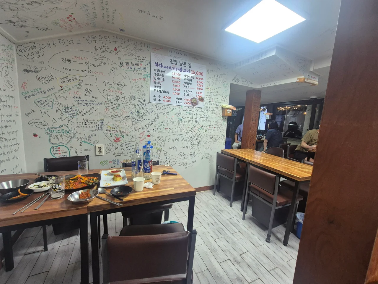 대구 용산역 골목에 위치한 천장낮은집의 정겹고 아늑한 낙서 가득한 대포집 실내 전경