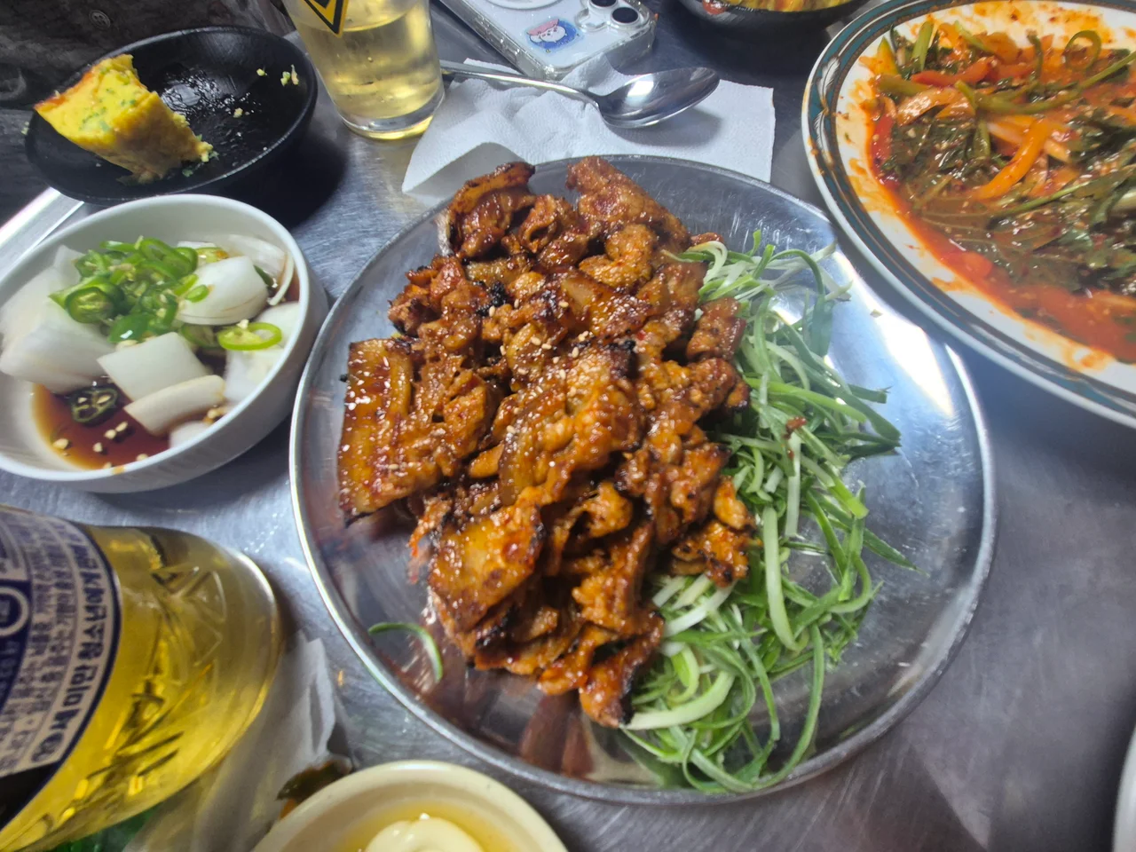 원형 스틸 쟁반에 담겨 나온 달콤 짭조름한 석쇠불고기와 아래에 깔린 싱싱한 파채