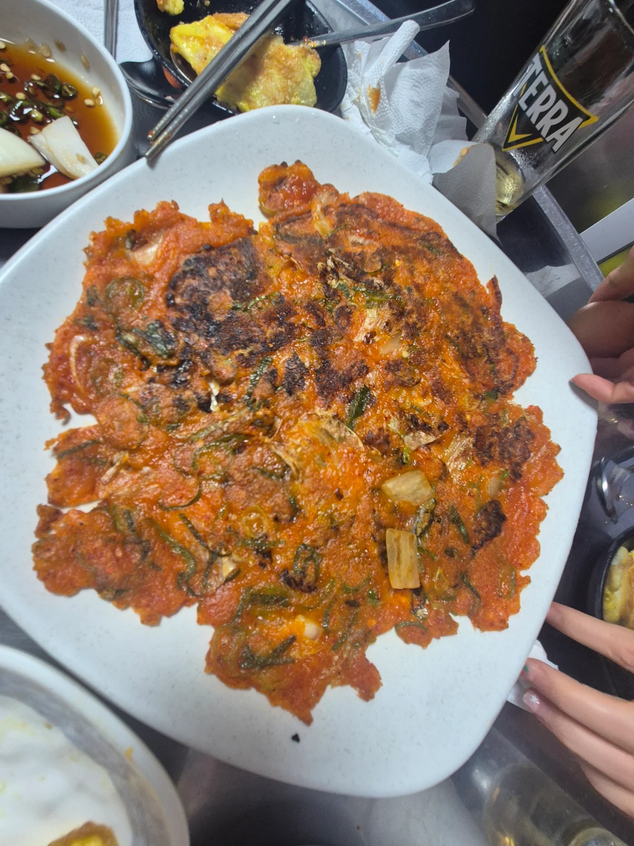 넙적한 흰 접시에 구워져 나온 붉고 노릇노릇한 바삭한 김치전