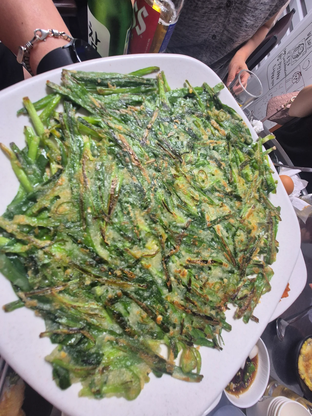 초록빛 부추가 빼곡하고 바삭하게 구워진 얇고 큼직한 웰빙 부추전