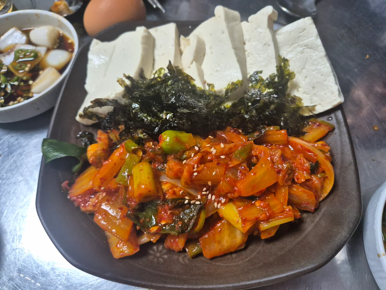 뽀얀 두부 슬라이스와 김가루, 매콤하게 볶아낸 김치가 가득 곁들여진 두부김치