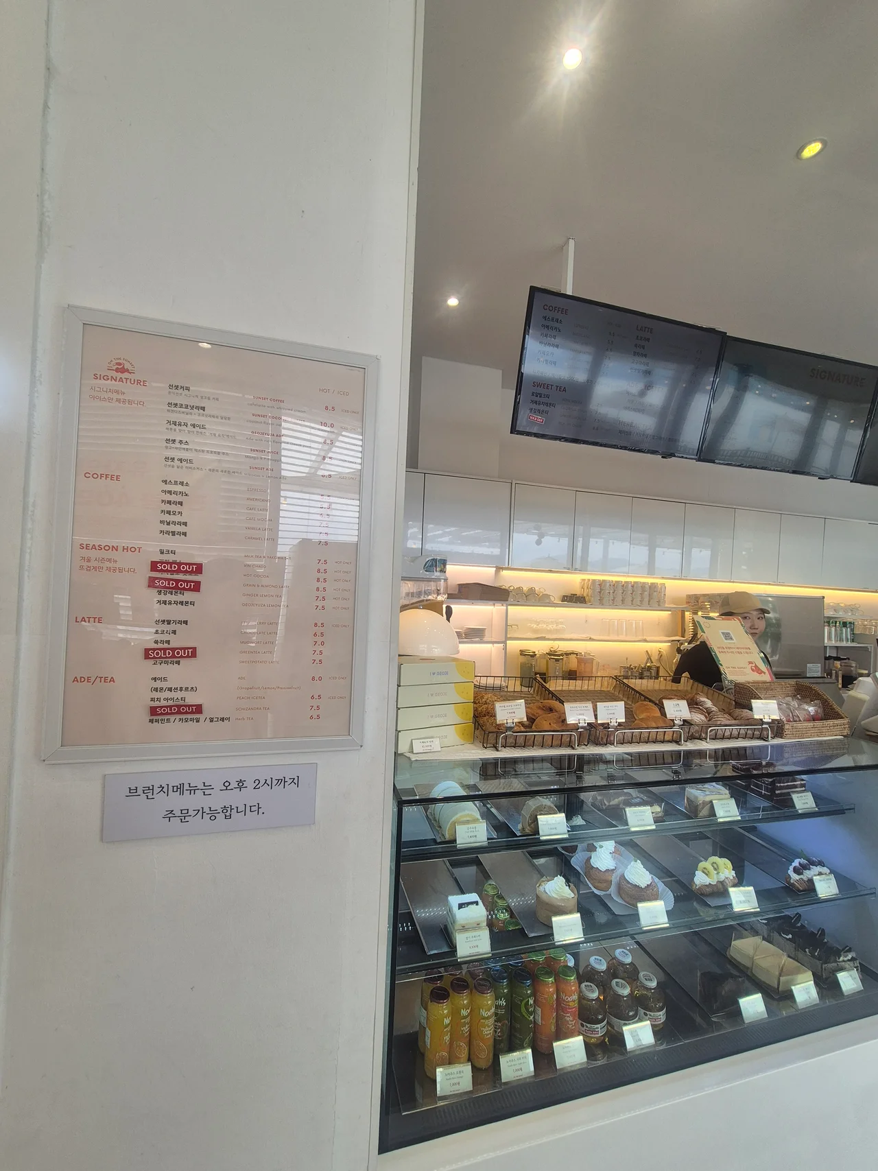 먹음직스러운 케이크와 신선한 보틀 음료가 진열된 디저트 쇼케이스