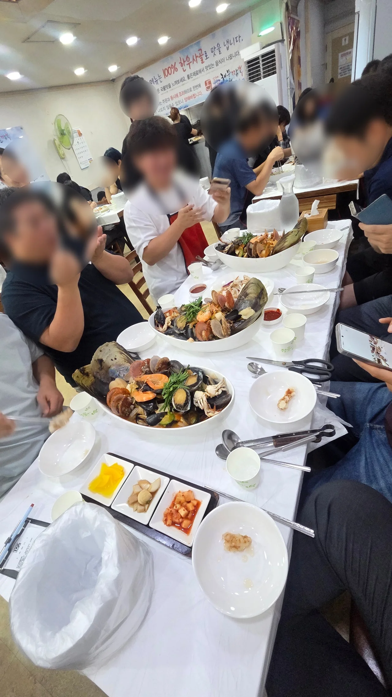 북적이는 손님들로 활기찬 통영 심가네해물짬뽕 매장 내부 전경