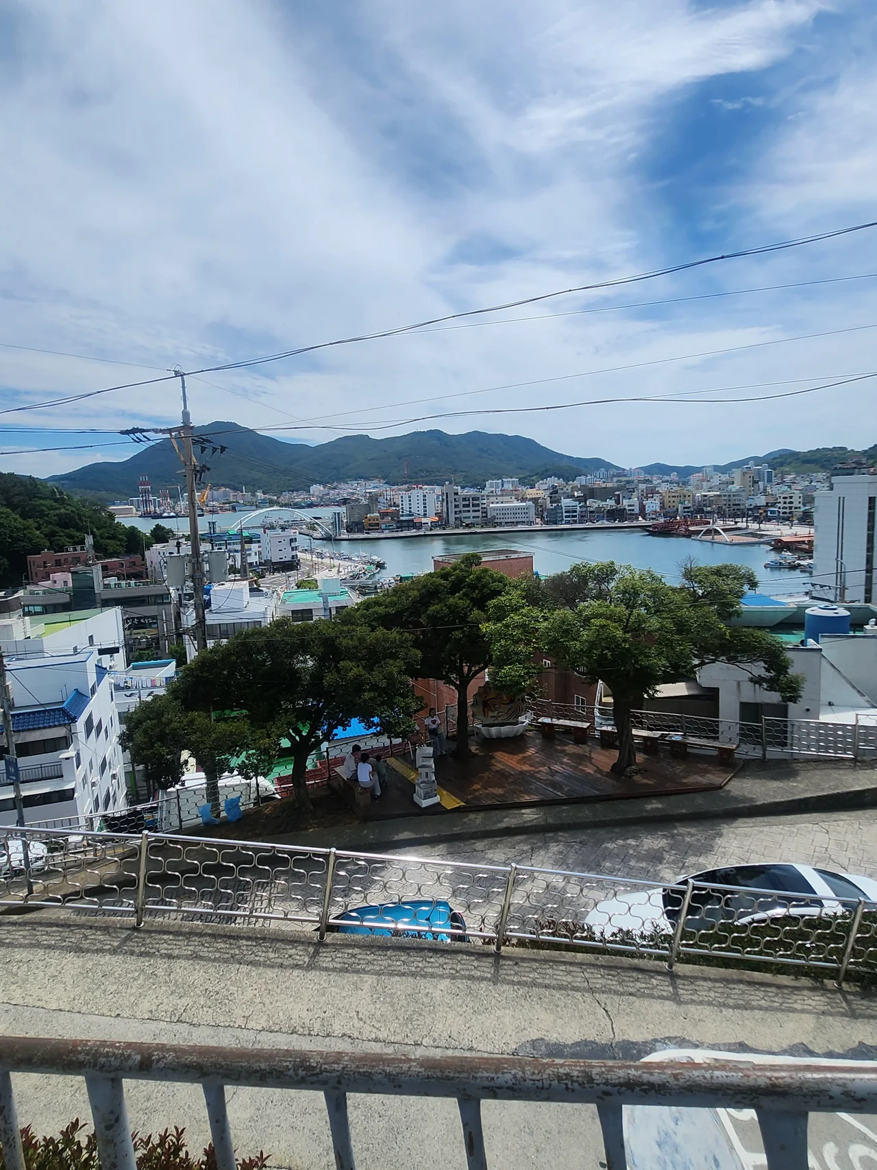 강구안 항구와 그 뒤를 둘러싼 높은 산들이 펼쳐진 높은 지대의 전경