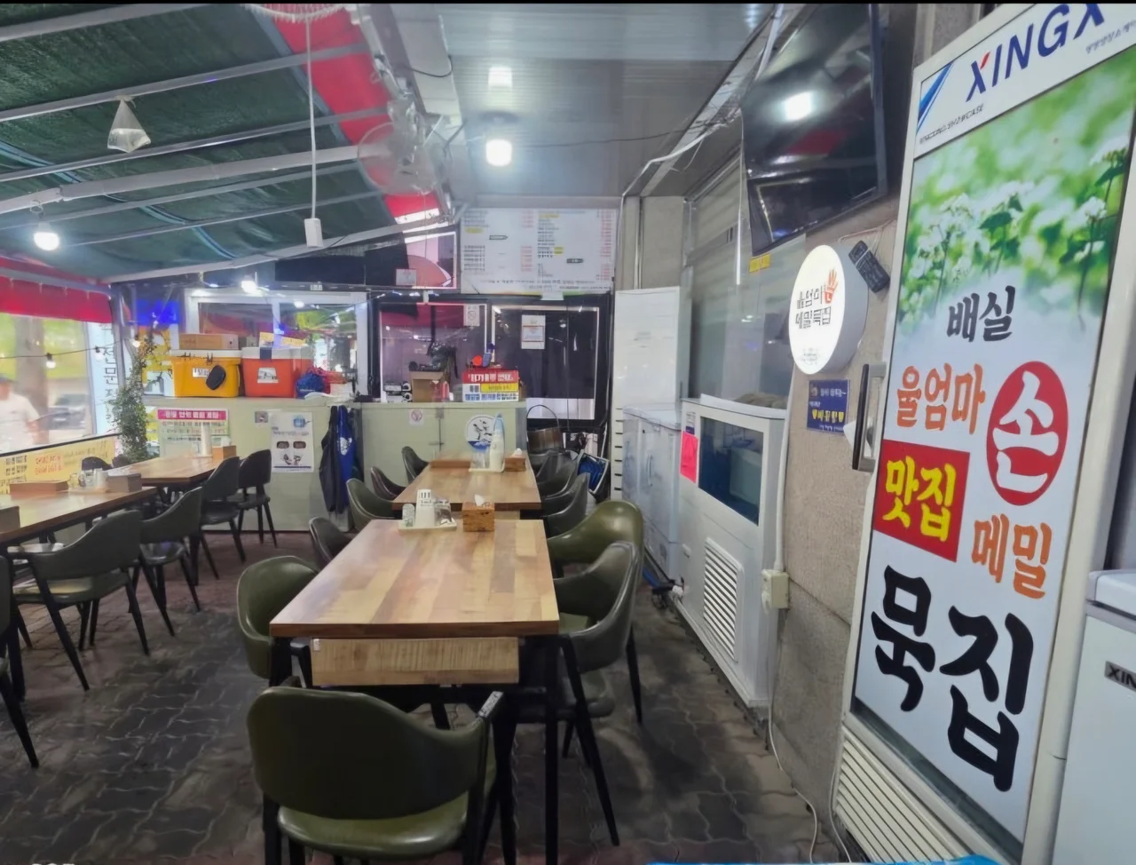 야외 테라스 형태로 마련된 나무 테이블 좌석 구역