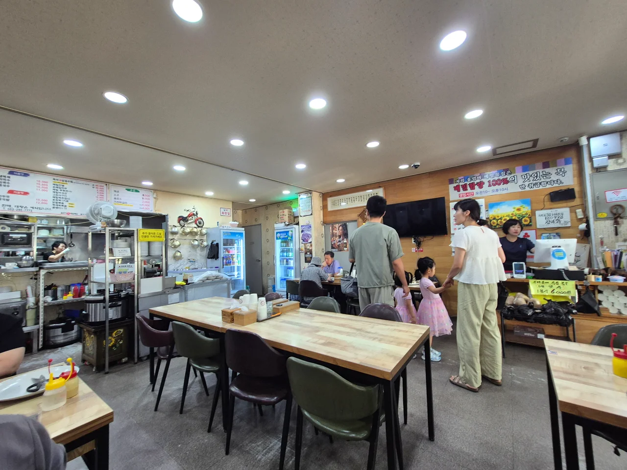 깔끔하게 배치된 식당 홀 테이블과 카운터 주변 전경