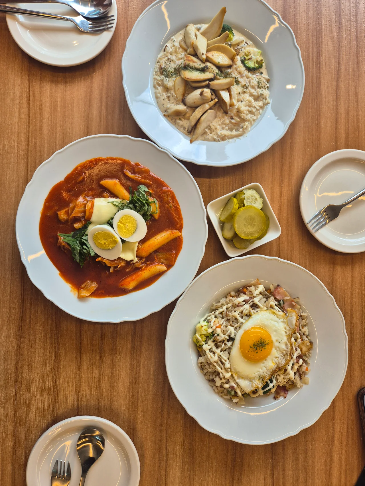 떡볶이, 크림 리조또, 필라프의 정갈한 항공샷 정면 사진