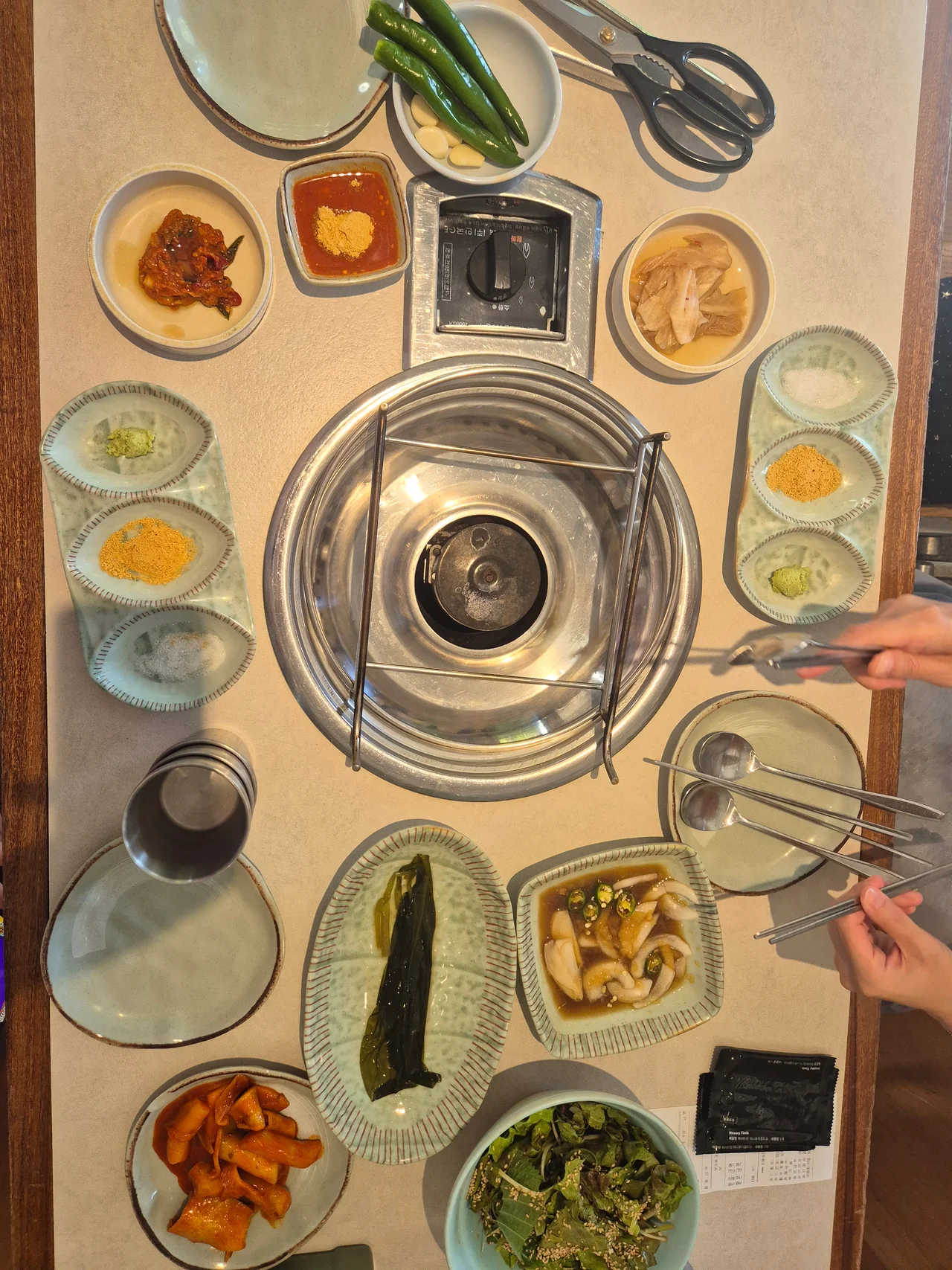 떡볶이, 쌈채소, 소스류가 정갈하게 세팅된 기본 상차림