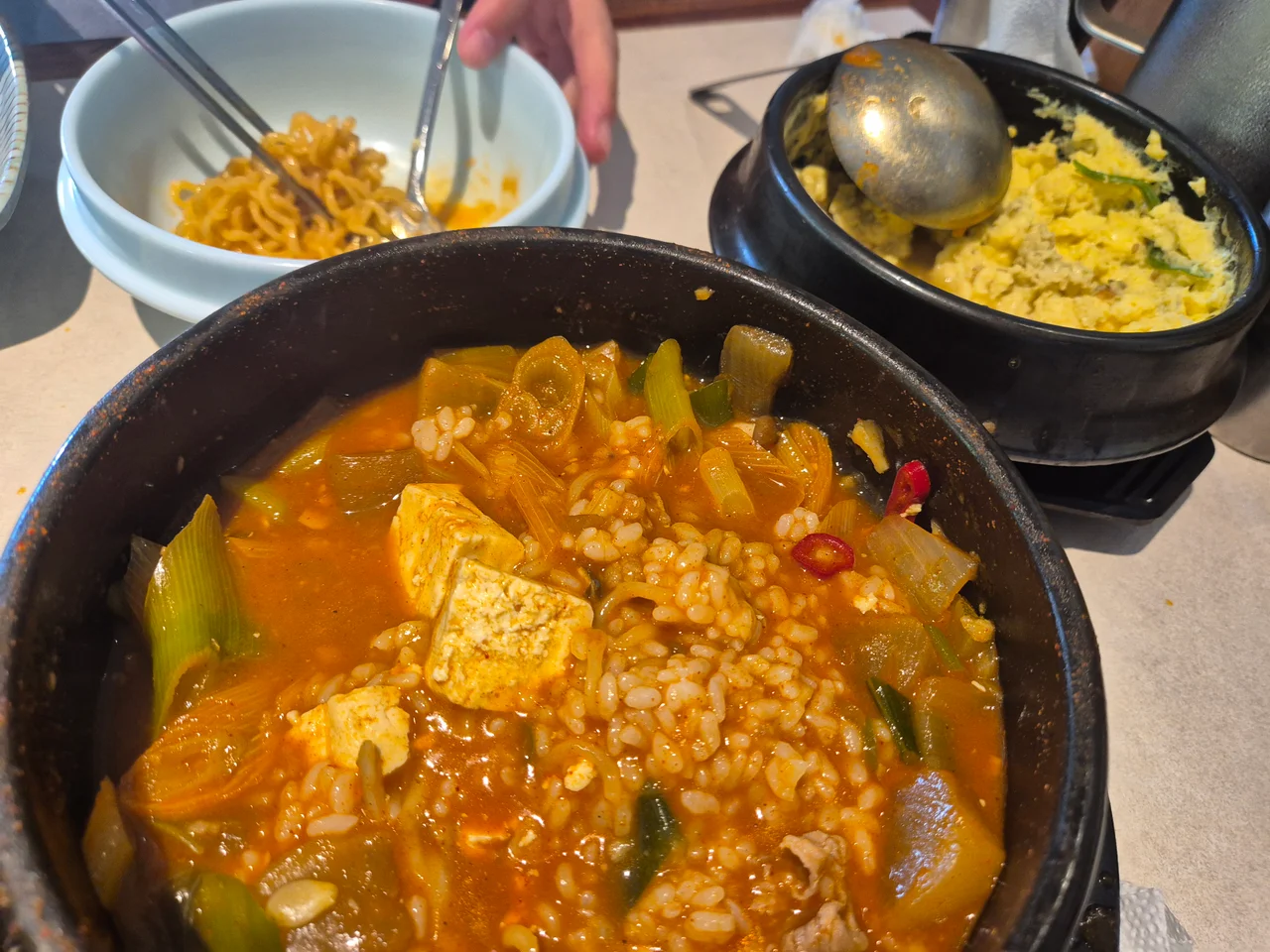 뚝배기에 나온 차돌된장찌개 밥과 포슬포슬한 계란찜