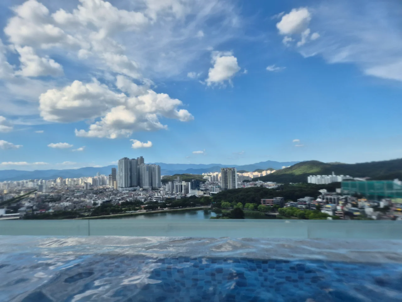 수성못과 대구 시내가 한눈에 들어오는 루프탑 뷰