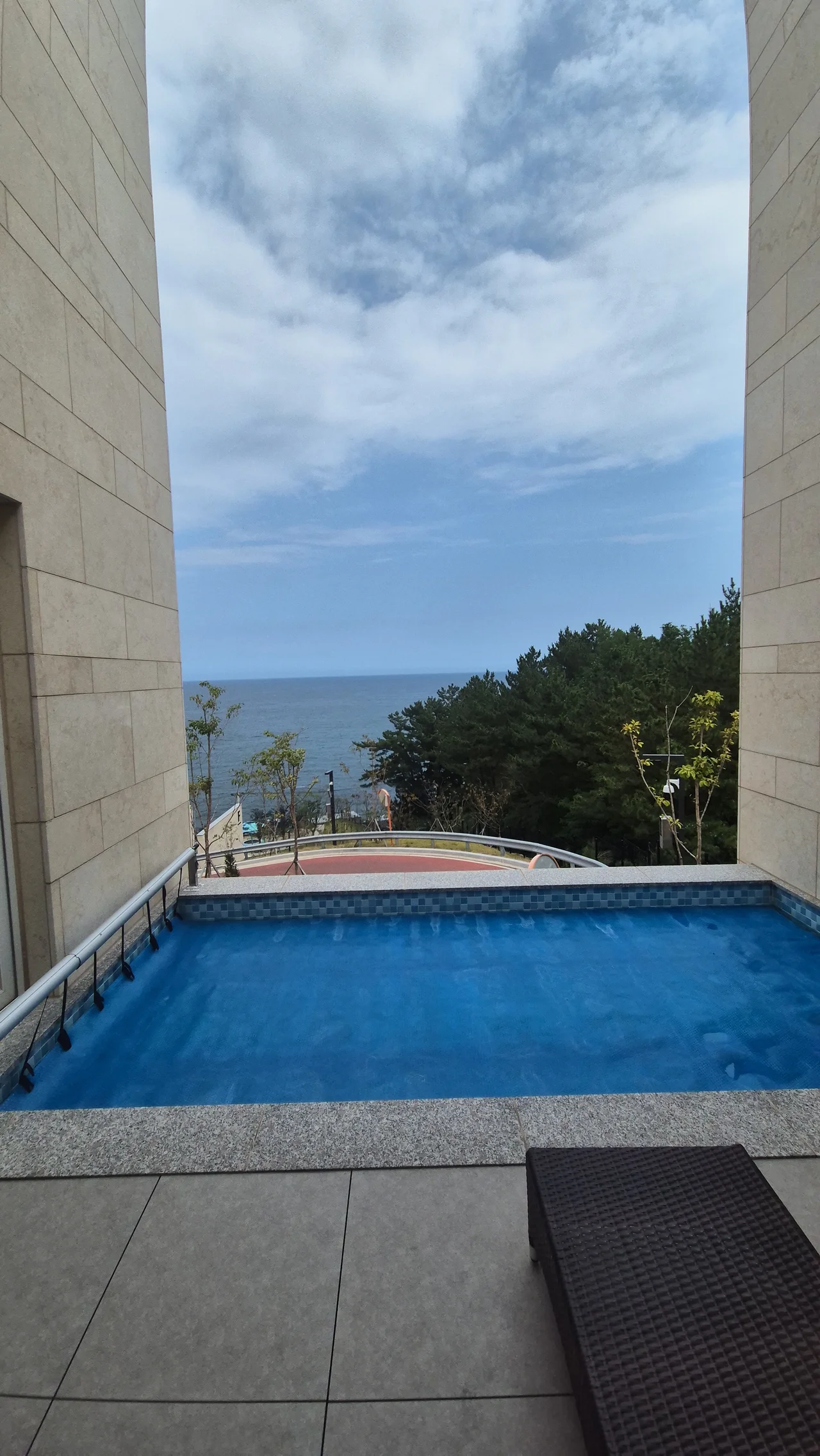 프라이빗한 벽면 사이로 푸른 바다가 보이는 야외 풀장