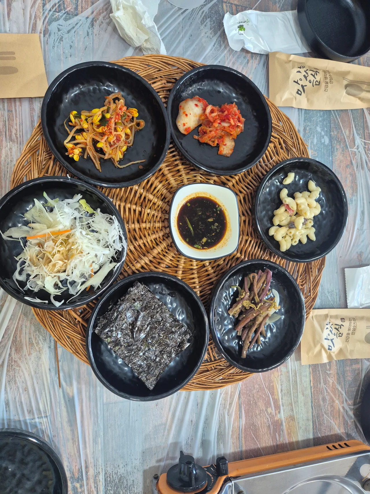 소쿠리 위에 정갈하게 담겨 나온 6가지 기본 밑반찬과 와사비 간장