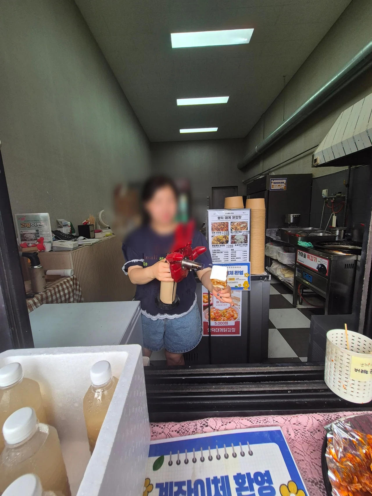 직원이 토치로 마시멜로 아이스크림을 구워주는 모습