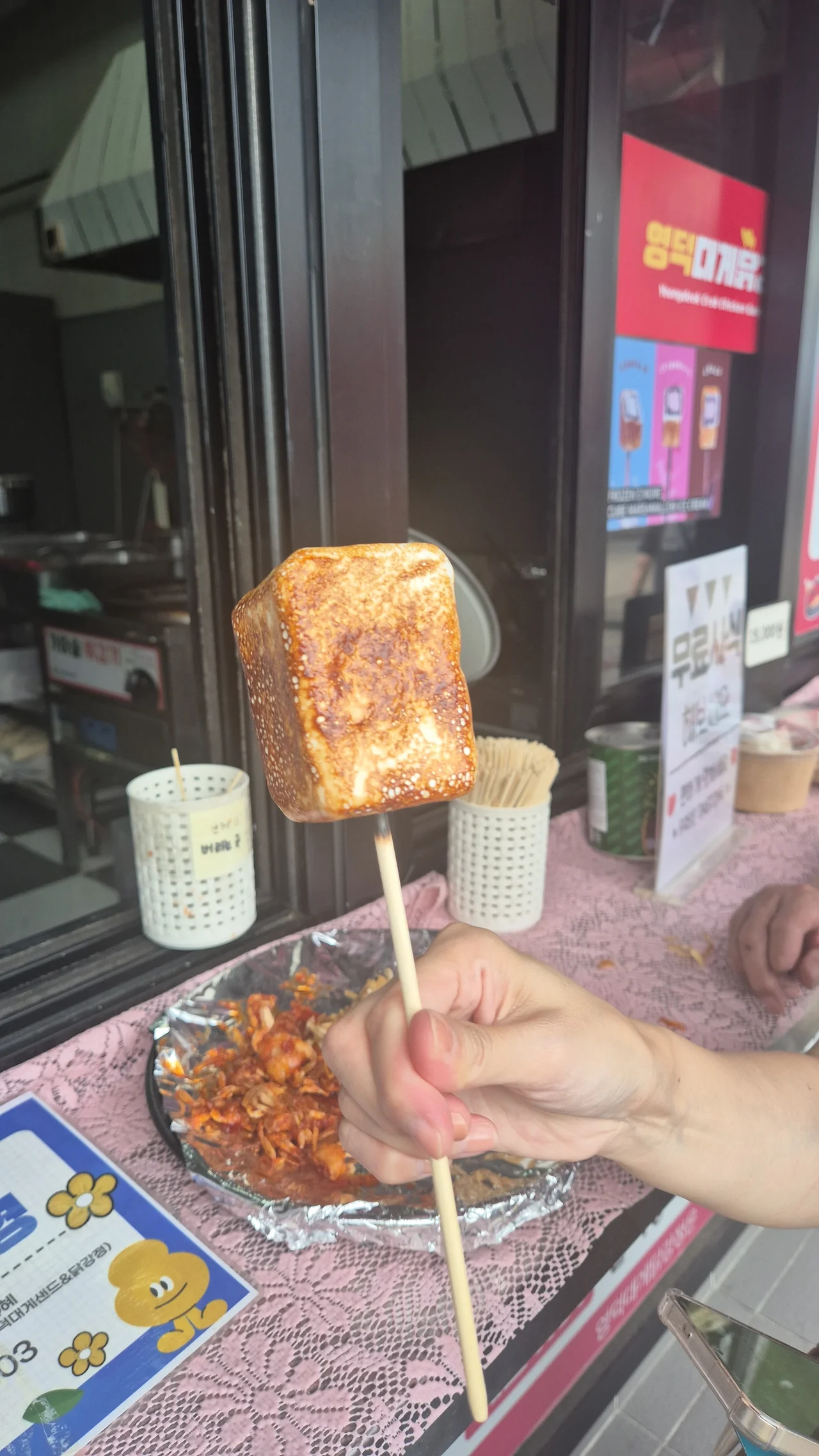 손으로 들고 있는 네모난 마시멜로 아이스크림