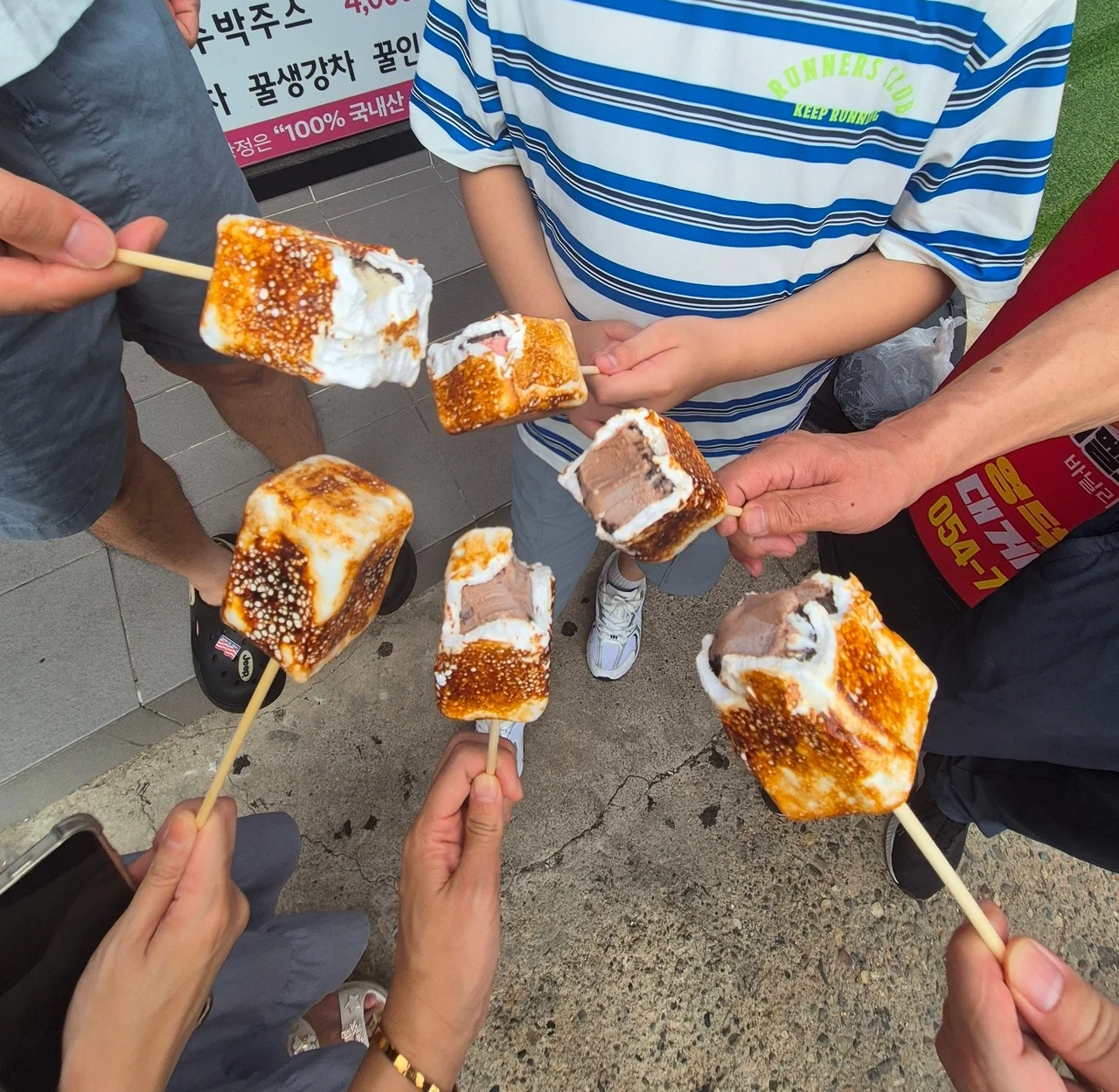 여러 명이 마시멜로 아이스크림을 모아 찍은 사진