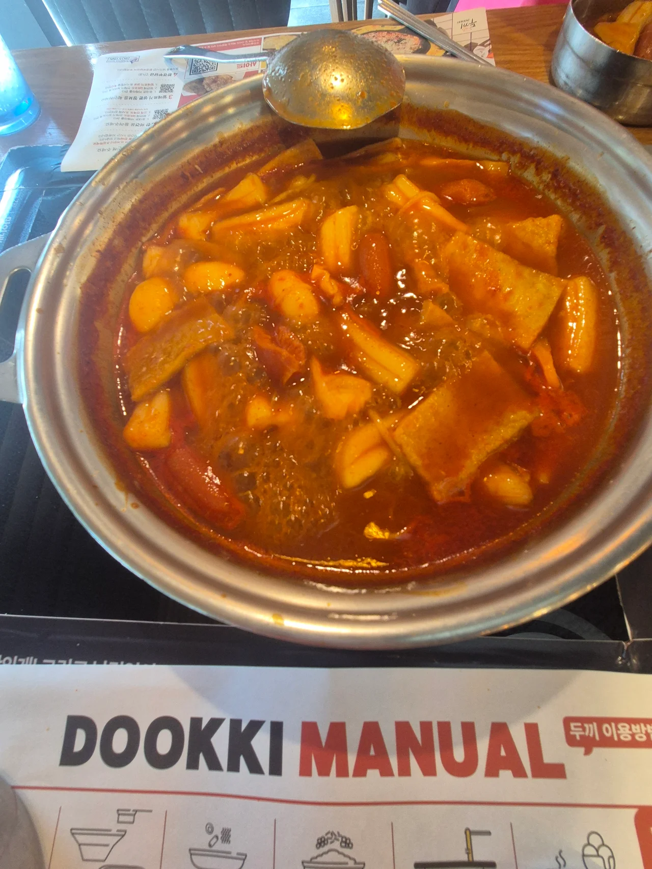 붉은 양념에 떡과 어묵, 소시지가 자작하게 졸여진 떡볶이 냄비 사진