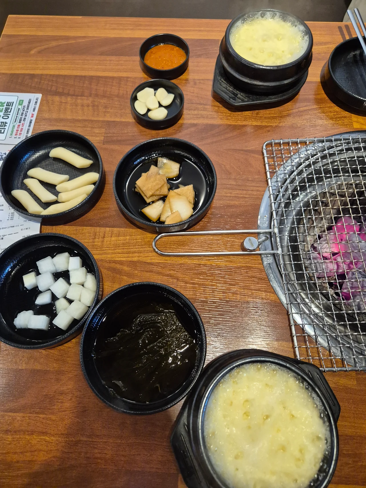 뜨겁게 끓어오르는 뚝배기 계란찜 2개와 기본 밑반찬