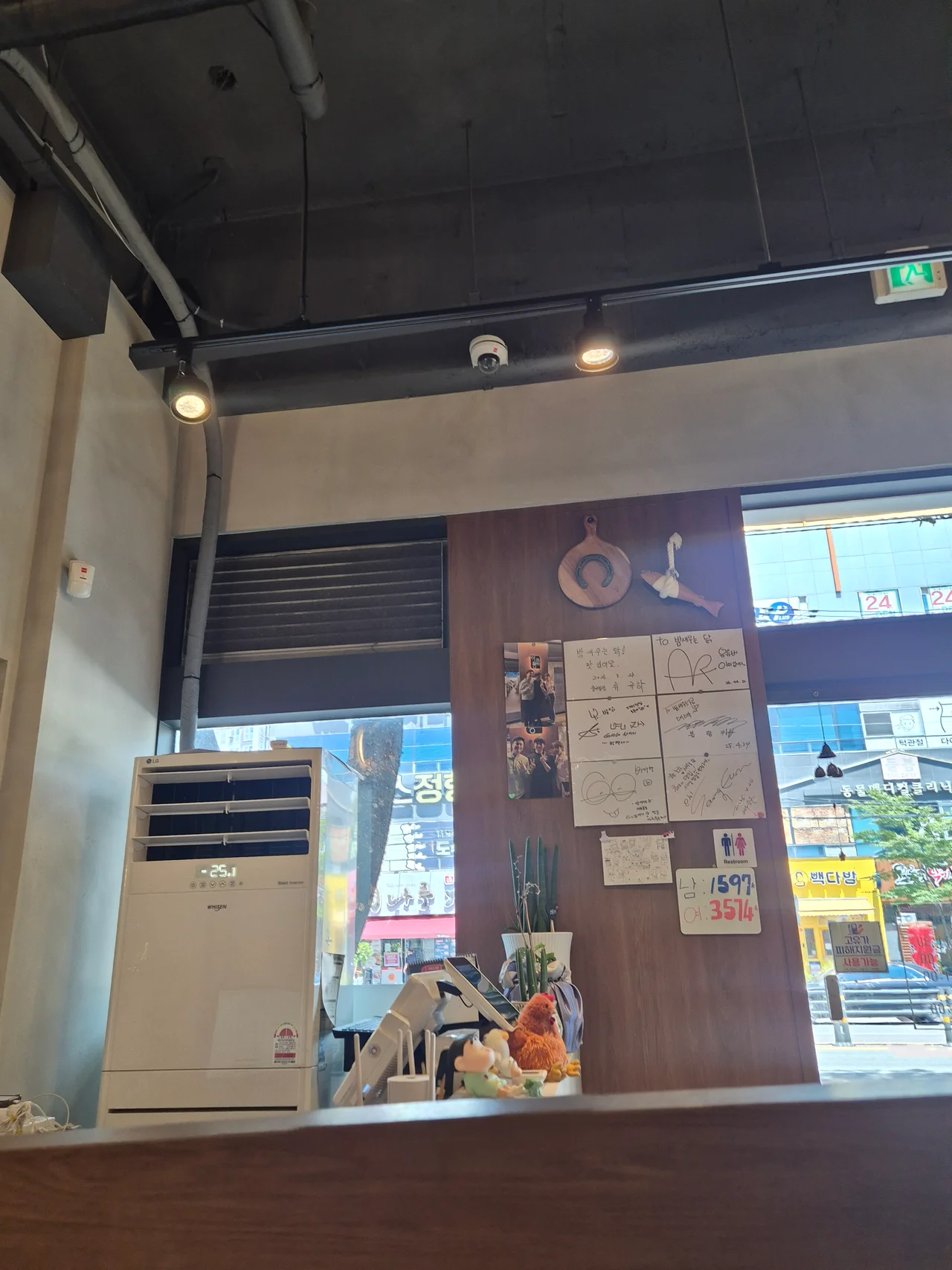 카운터 벽면에 부착된 사인판과 와이파이 및 화장실 정보