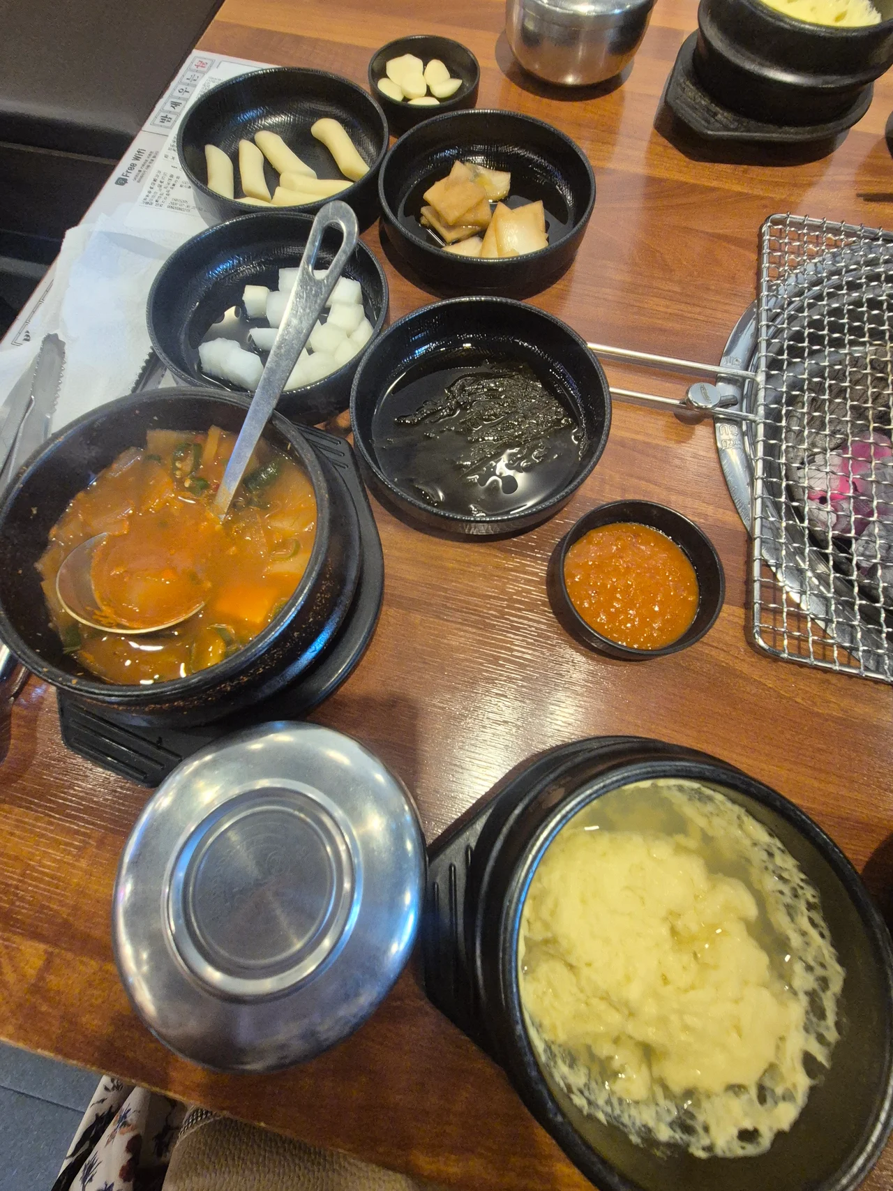 구수한 된장찌개 뚝배기와 계란찜, 밥상이 차려진 모습