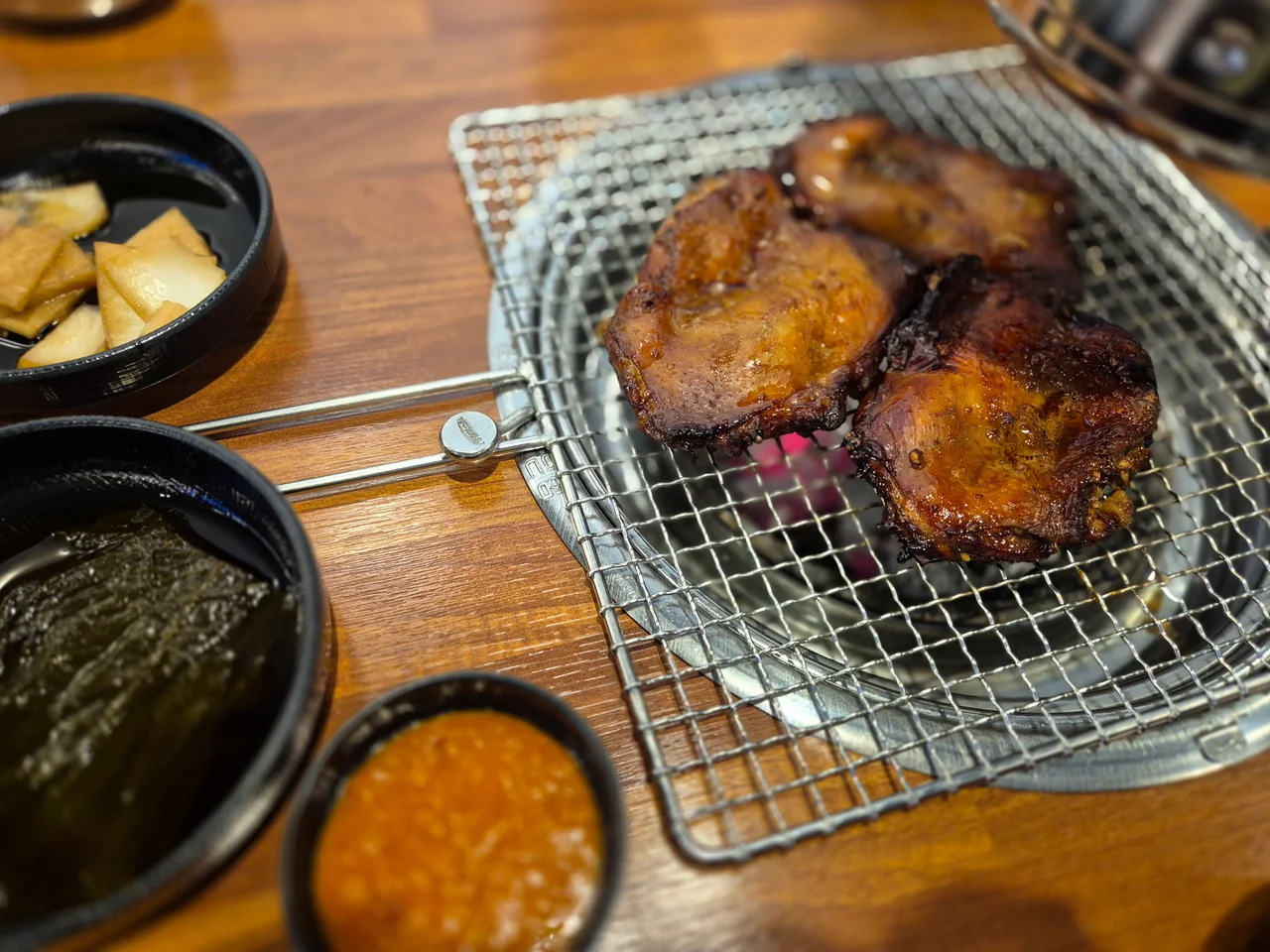참숯 석쇠 불판 위에서 은은하게 구워지는 양념 닭갈비