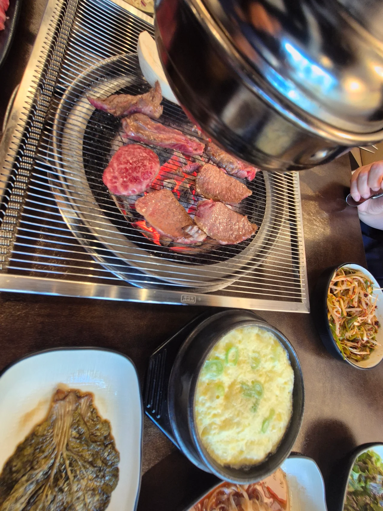 숯불 위 불판과 기본으로 나오는 부드러운 계란찜
