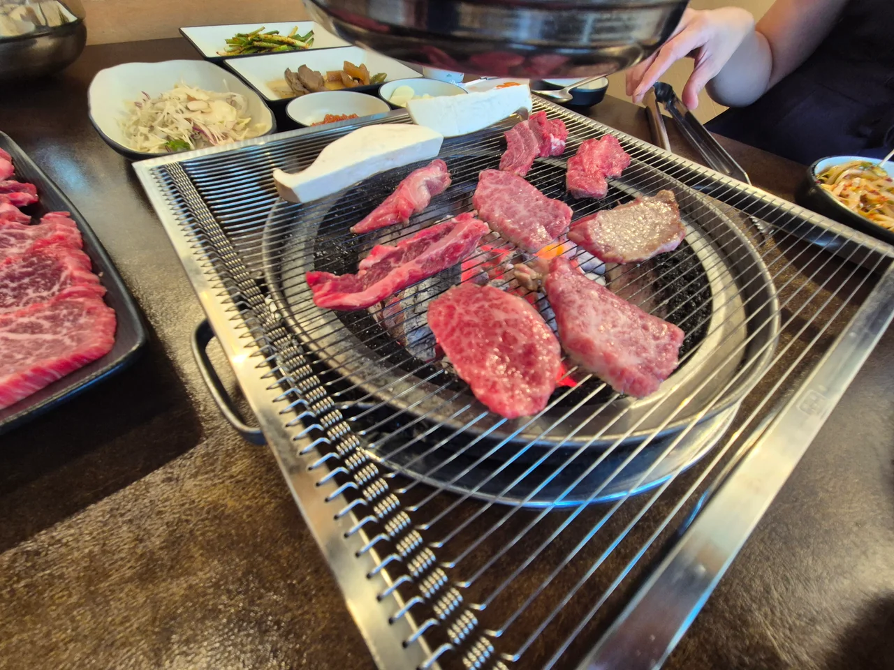 참숯 불판 위에서 구워지는 한우 갈비살 모습