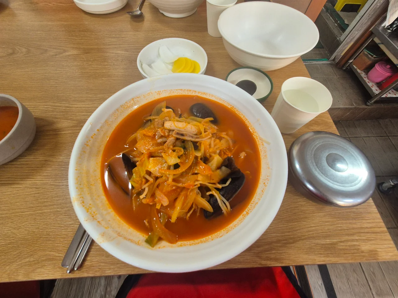 홍합과 오징어 야채가 푸짐하게 올라간 얼큰한 짬뽕 비주얼