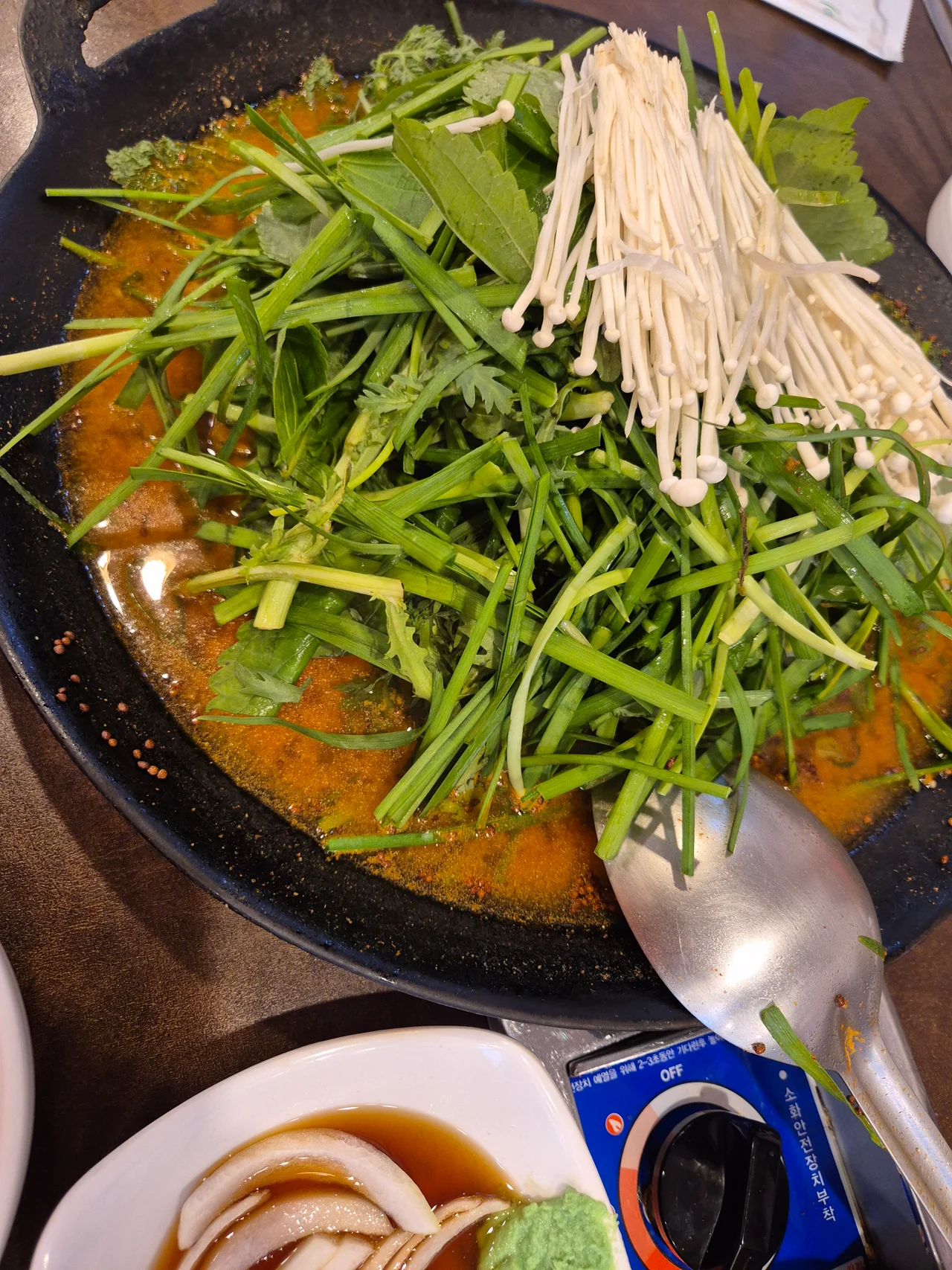 부추와 팽이버섯, 깻잎이 수북하게 올려진 순대전골 냄비