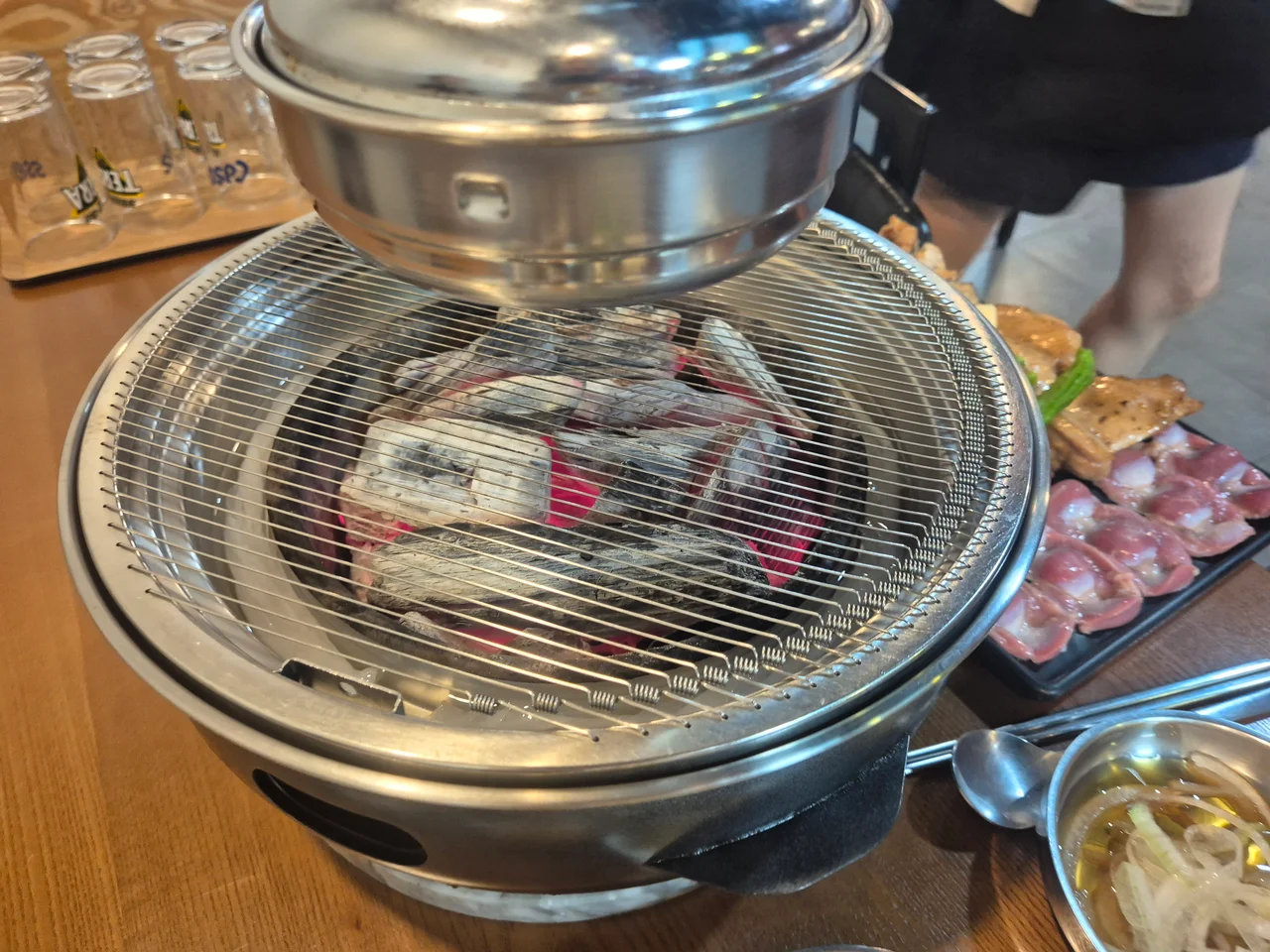 참숯 불이 붉게 타오르는 석쇠 불판 화로 세팅
