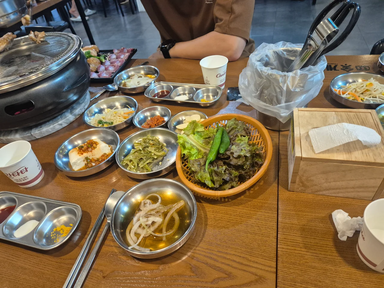 쌈채소와 양파절임 순두부 등 정갈하게 차려진 기본 상차림 전체 모습