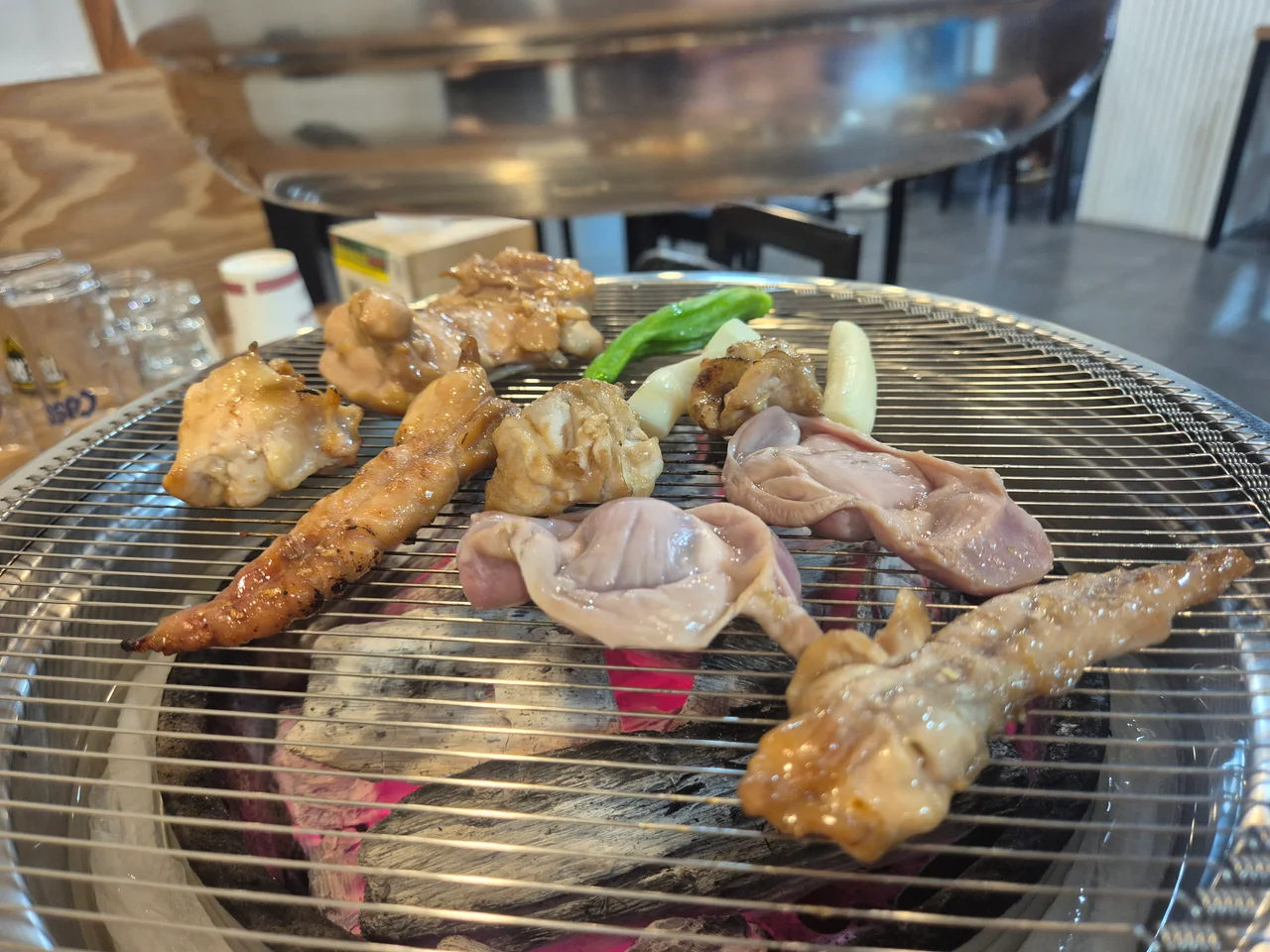참숯 석쇠 불판 위에 올려진 닭목살과 근위 꽈리고추