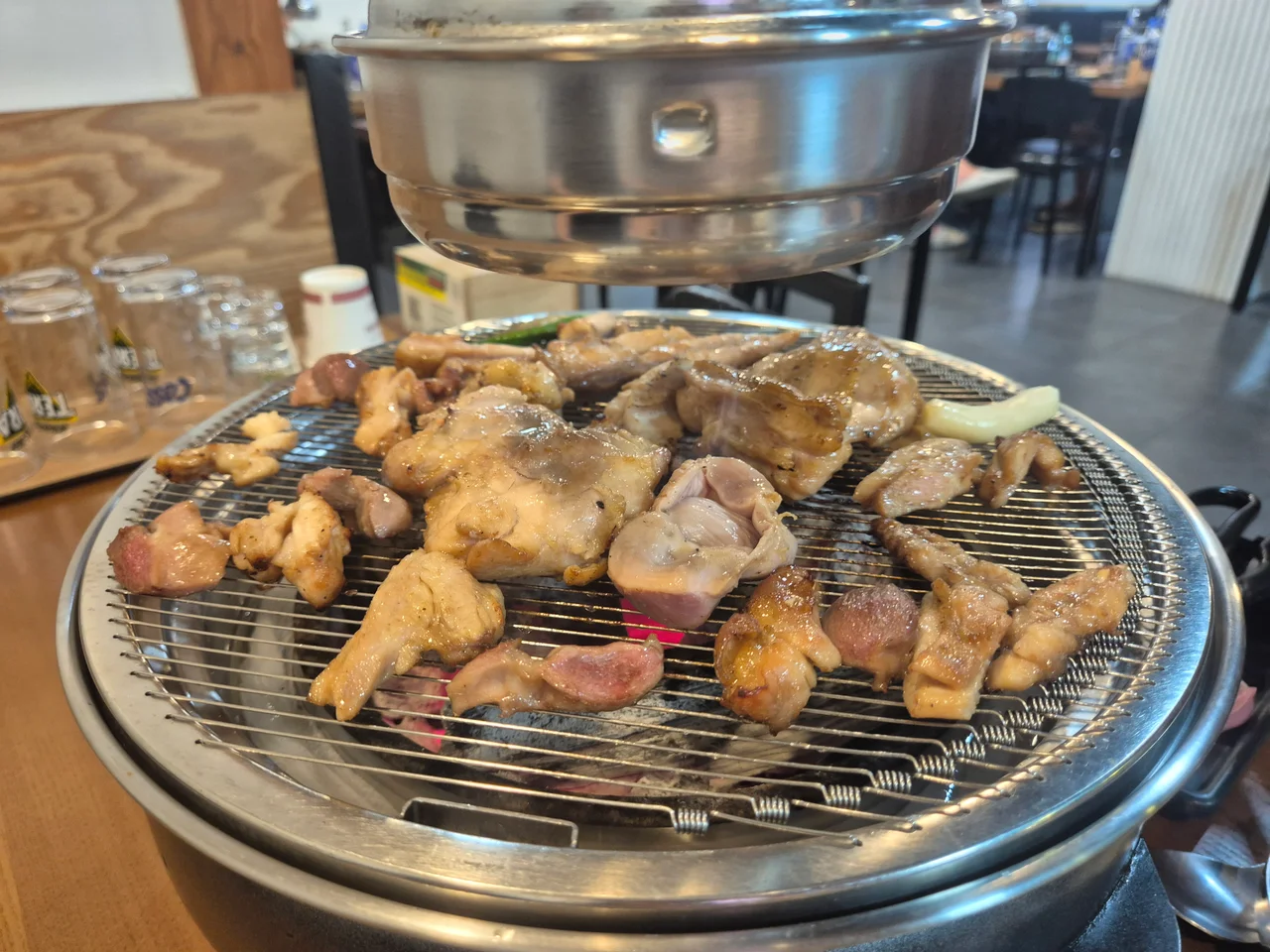 숯불 위에서 육즙을 품으며 노릇하게 익어가는 닭구이