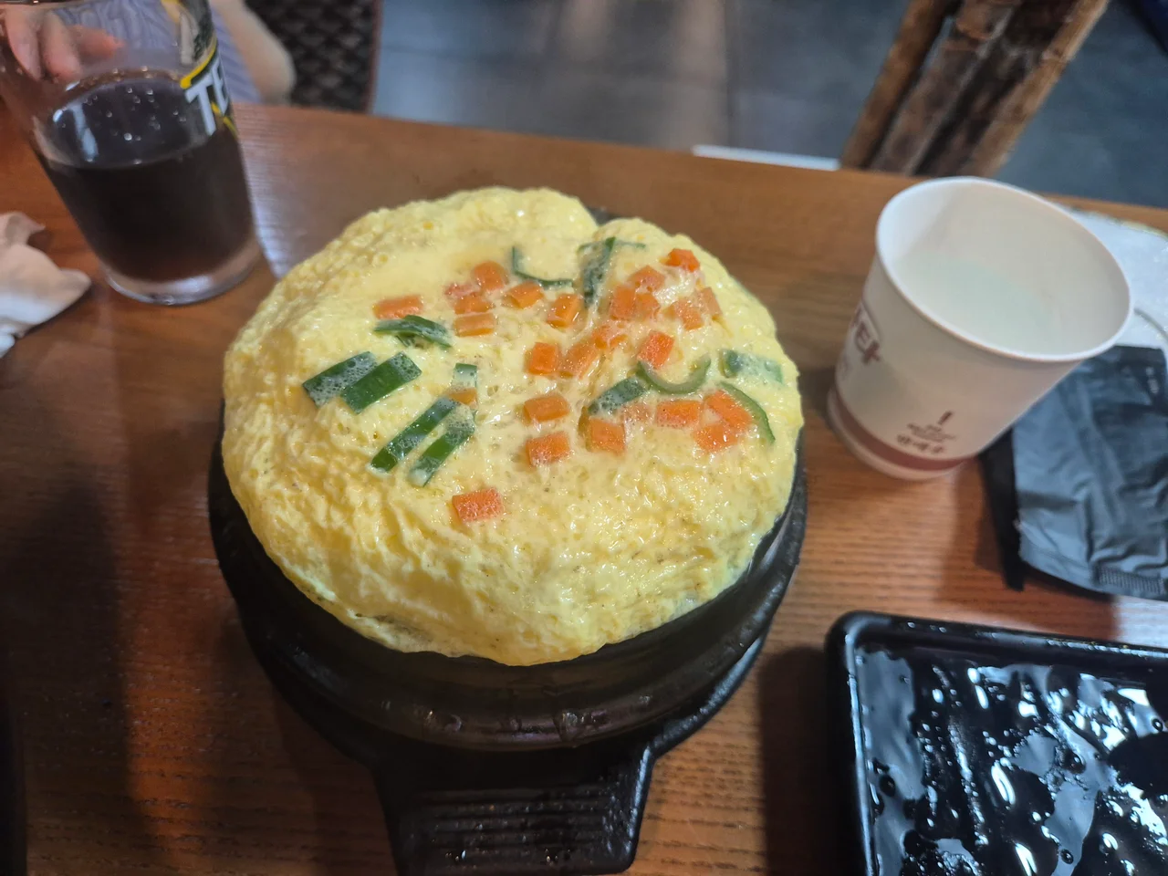 뚝배기에 소복하게 부풀어 오른 폭탄 계란찜