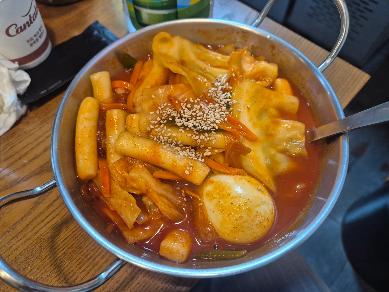 양배추와 삶은 계란이 올라간 양은 냄비 속 국물 떡볶이