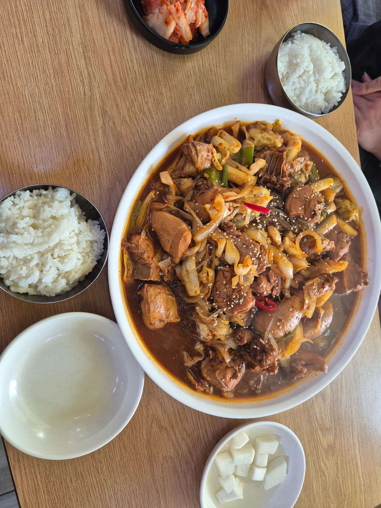 넓은 접시에 양배추, 당면, 닭고기가 푸짐하게 담긴 찜닭과 공기밥