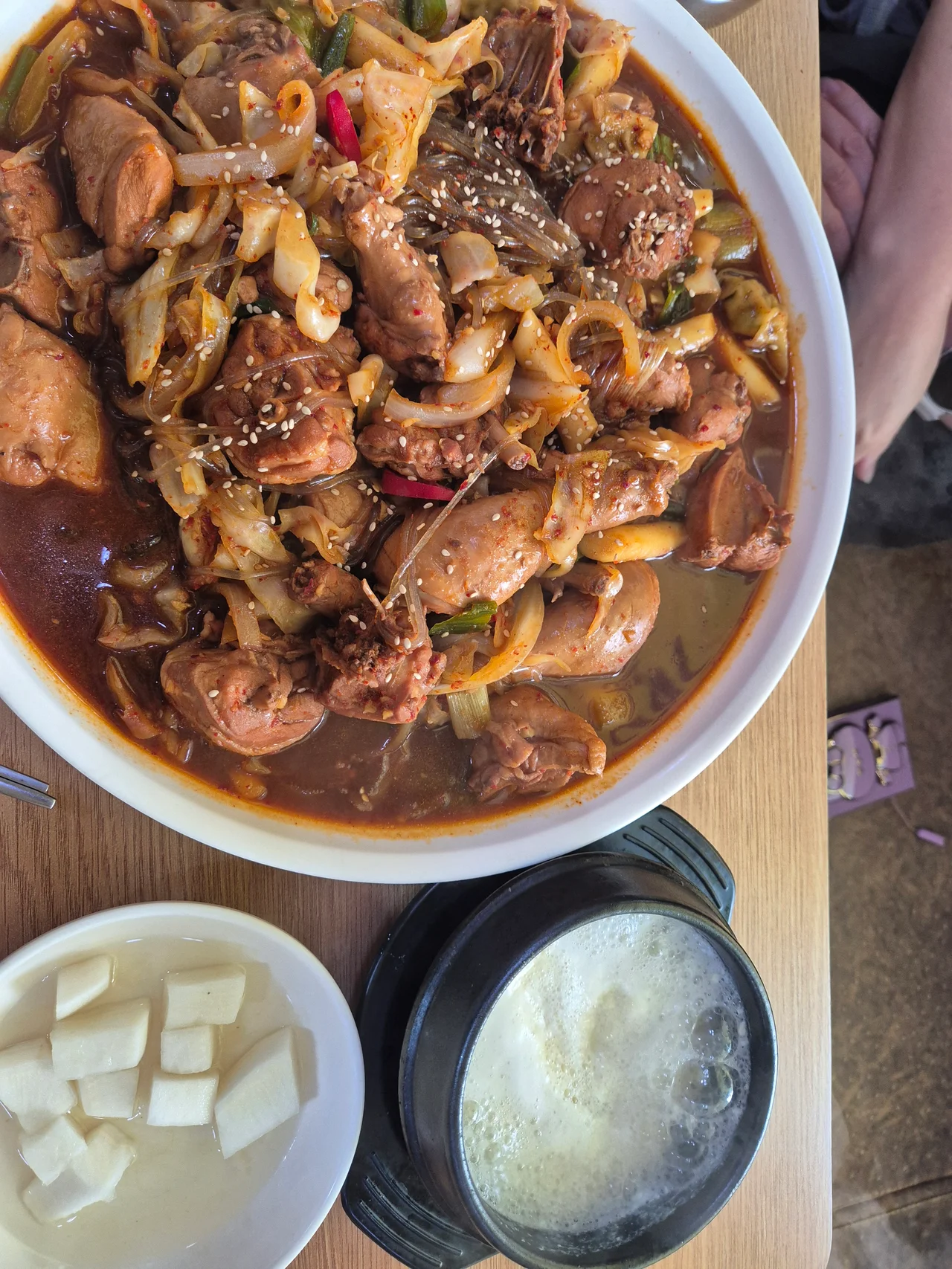 보글보글 끓는 계란찜 뚝배기와 양념 찜닭을 근접 촬영한 사진