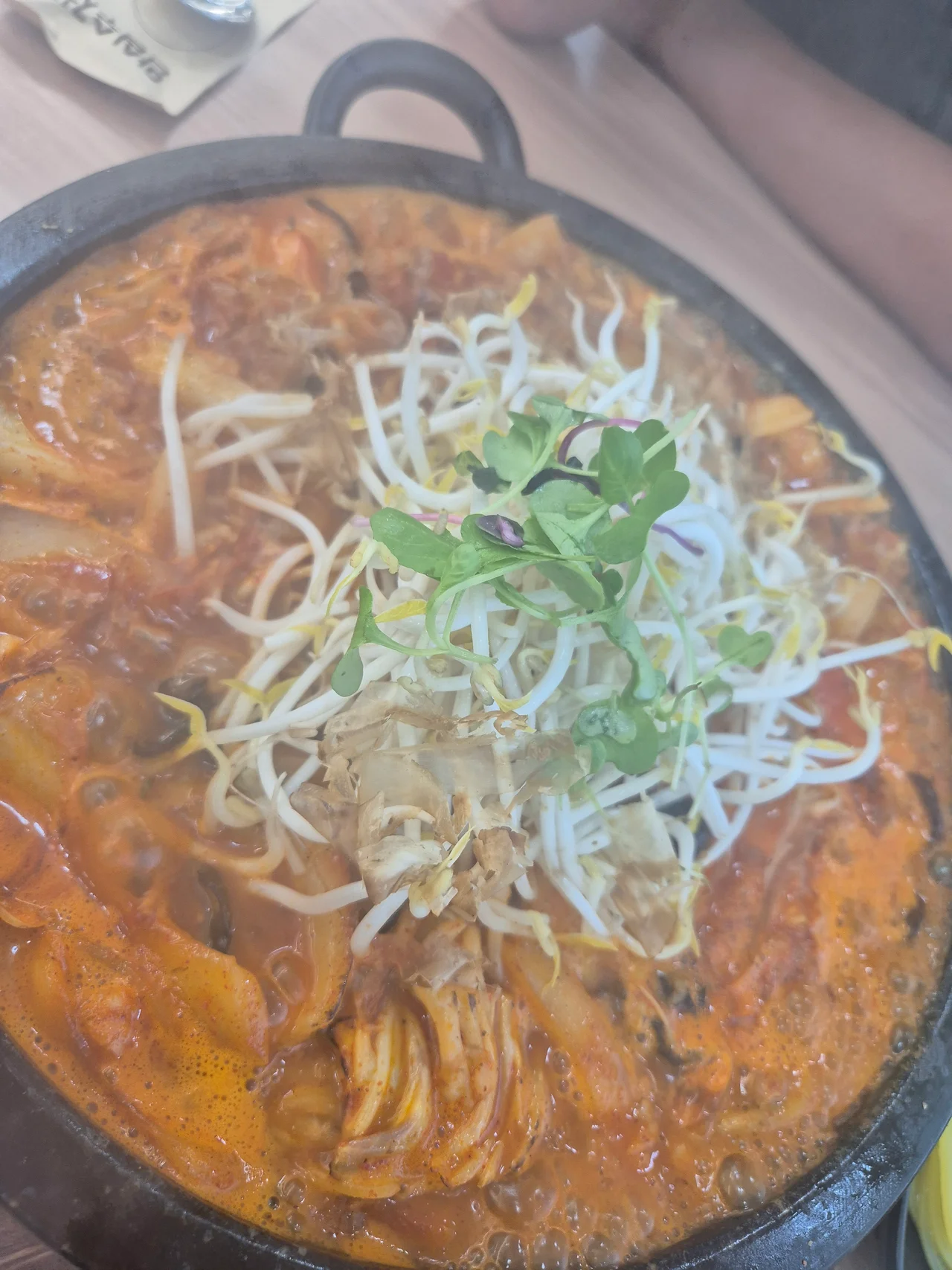 뜨거운 돌판에 끓어 나오는 해물돌짬뽕