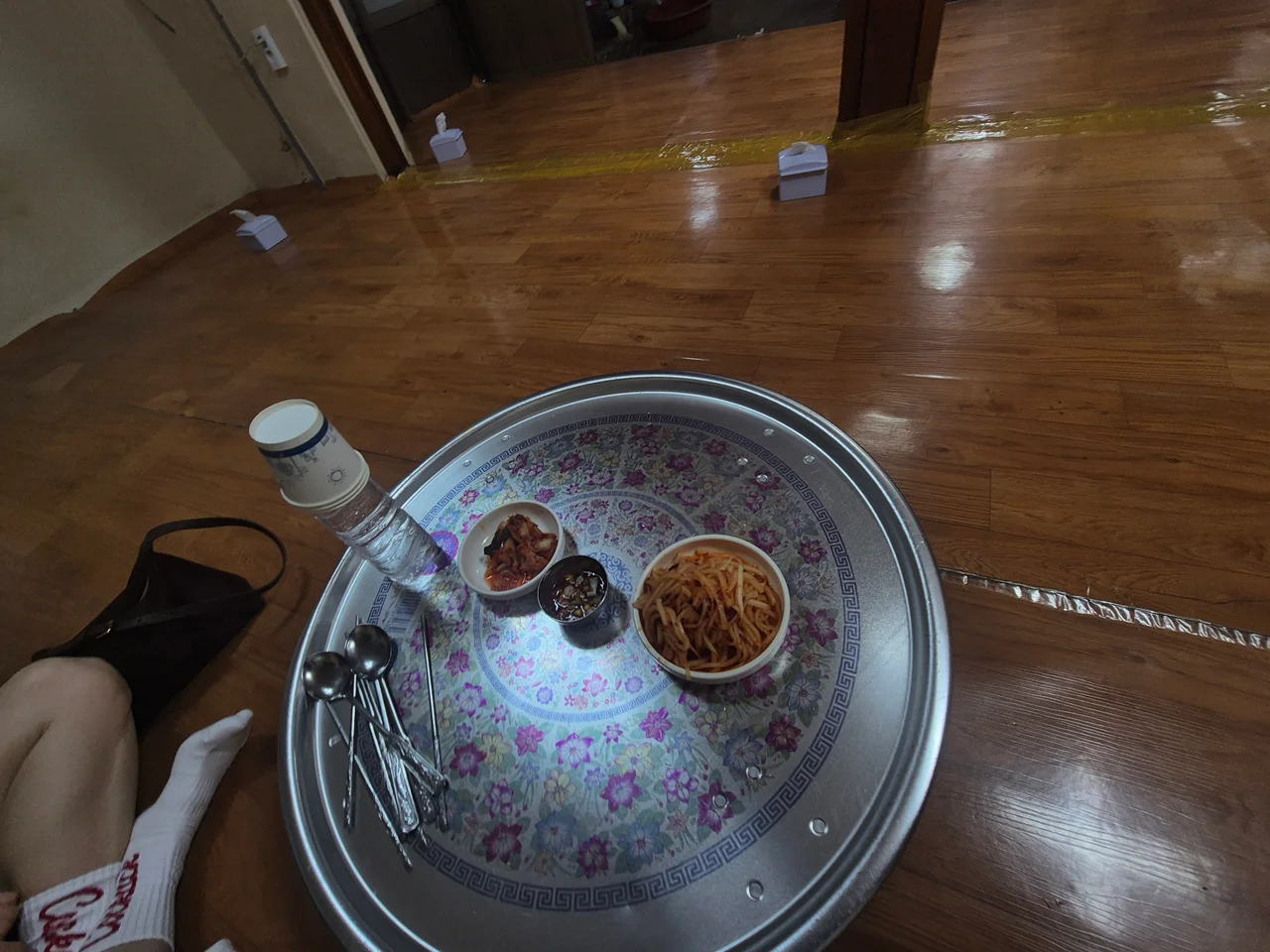 둥근 은쟁반 위에 올려진 무생채와 김치, 양념간장